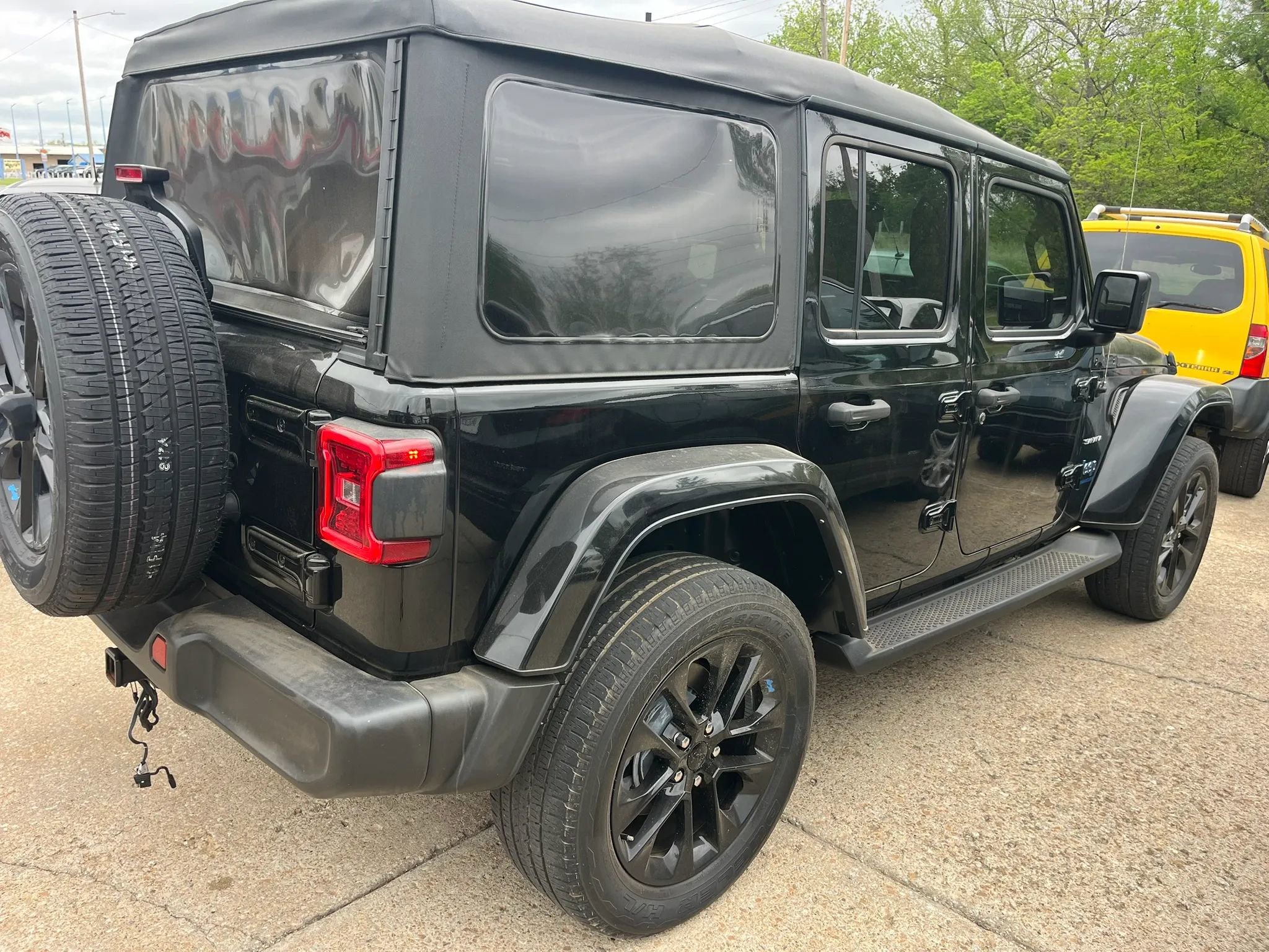Used 2023 Jeep Wrangler Unlimited Sahara w/ Cold Weather Group AWD/4WD image 25