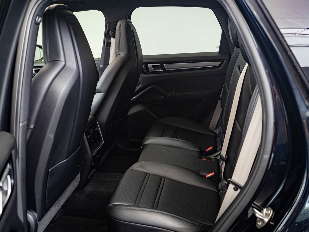 Used 2023 Porsche Cayenne Platinum Edition image 32