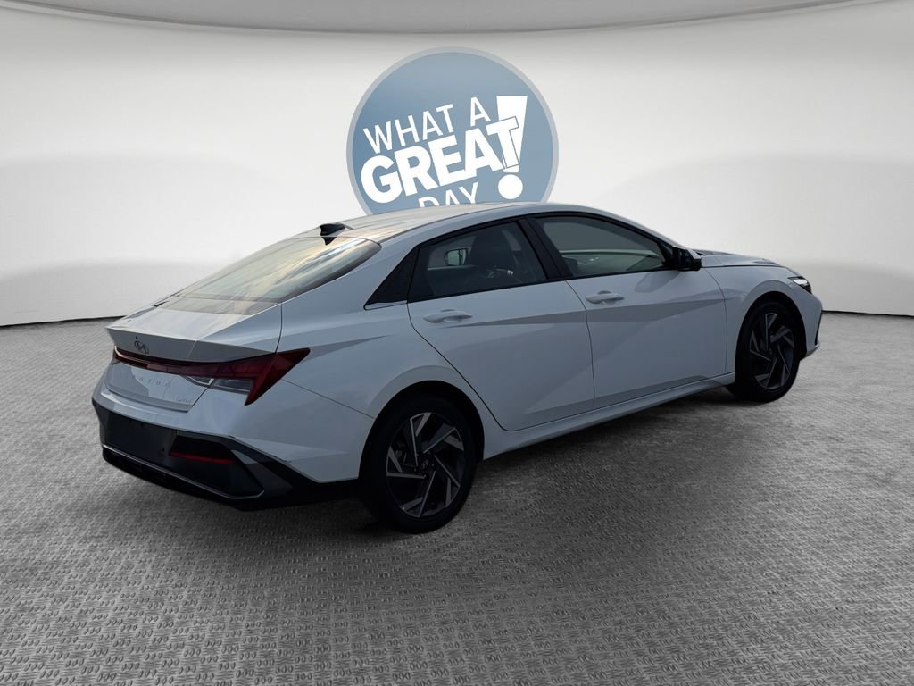 Used 2024 Hyundai Elantra Limited image 3