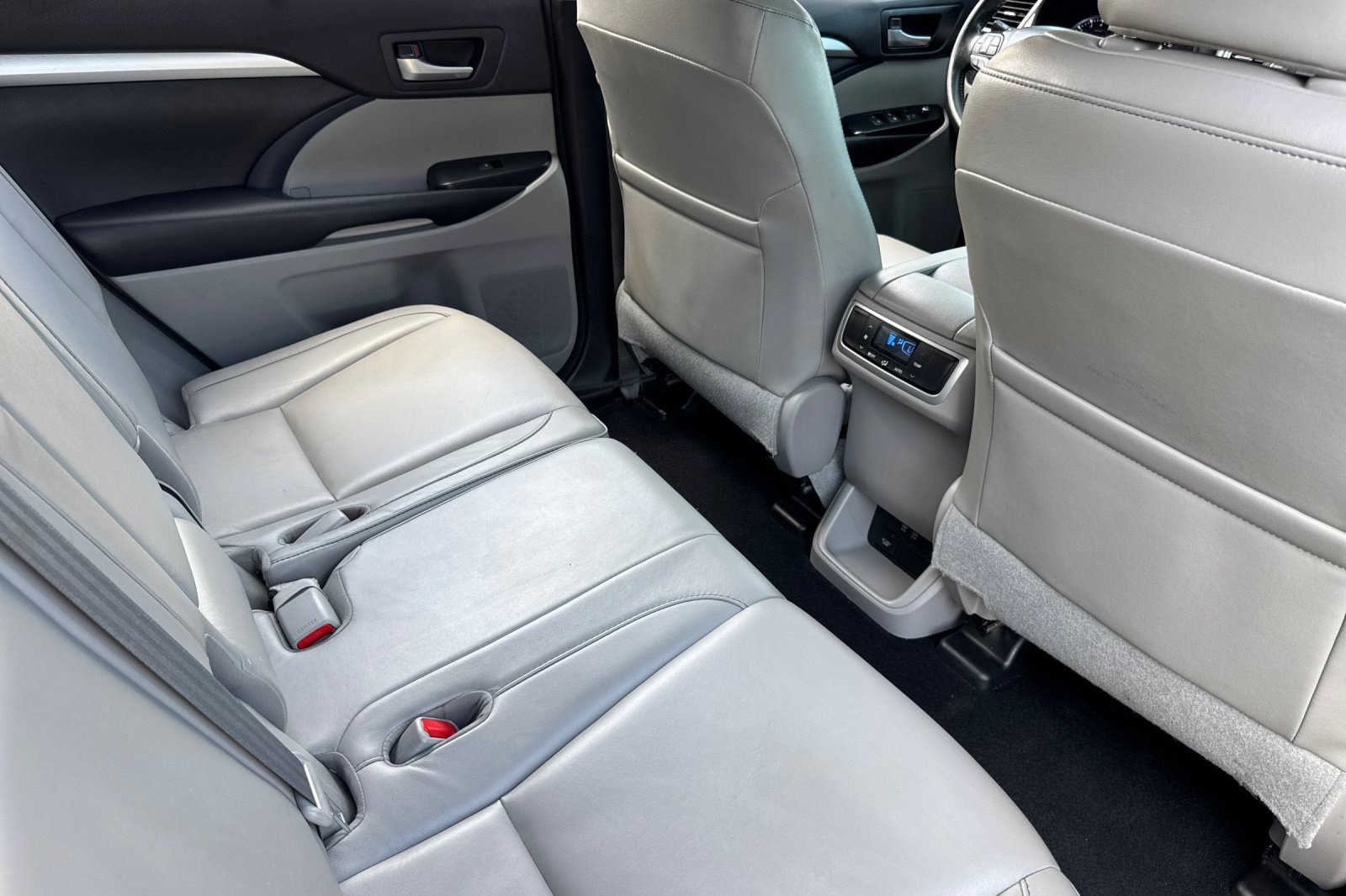 Used 2018 Toyota Highlander XLE FWD image 32