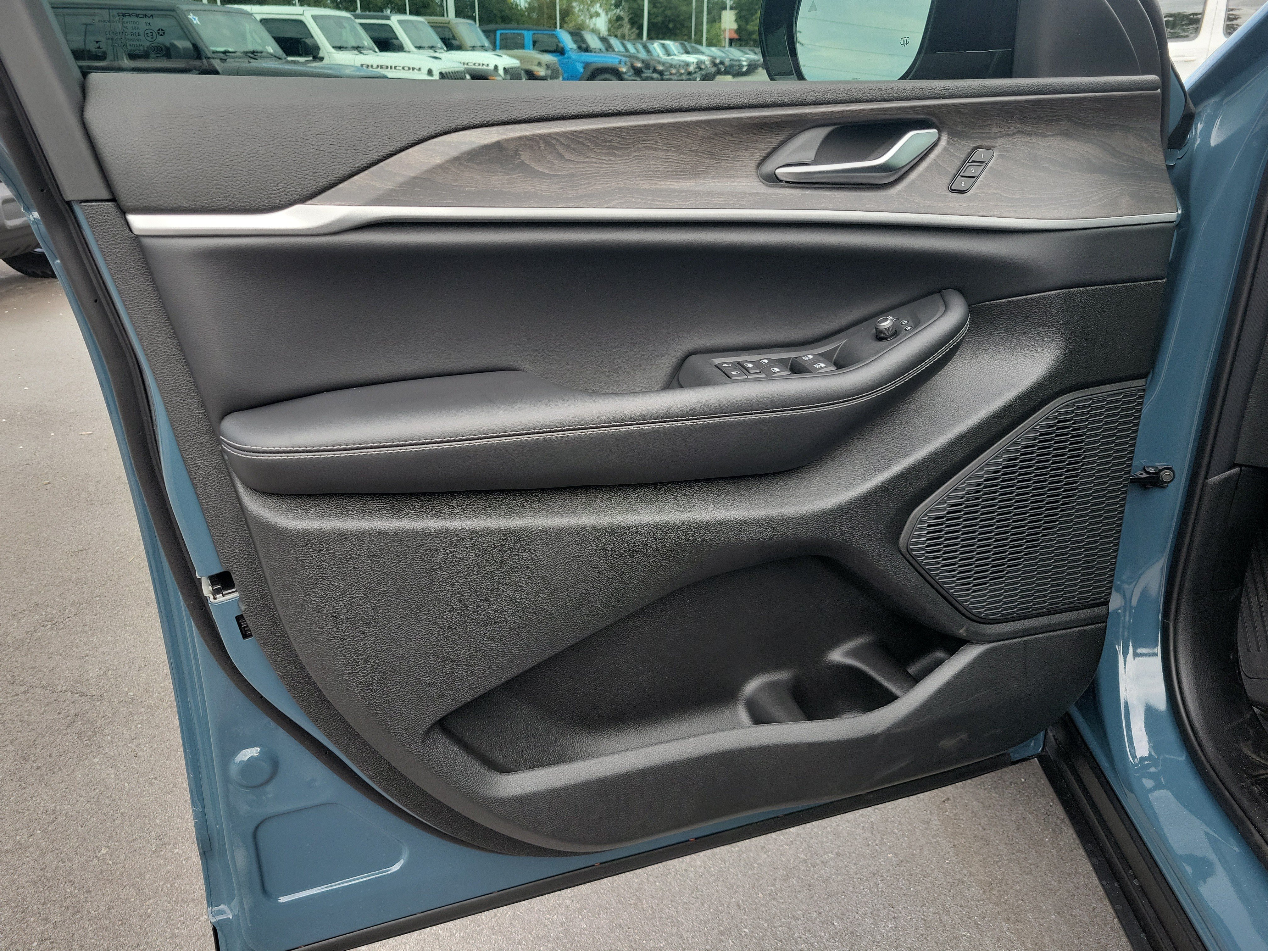 New 2027 Jeep Grand Cherokee L Limited RWD image 13