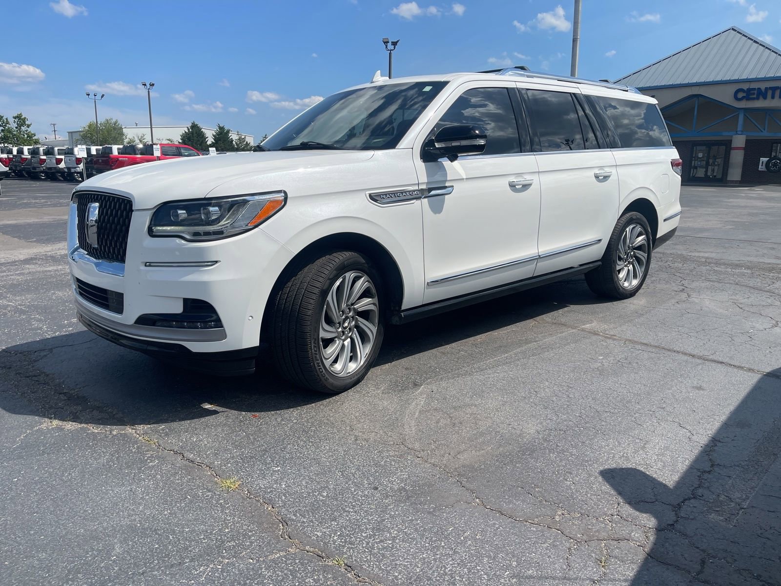 Used 2022 Lincoln Navigator L Reserve AWD/4WD image 2