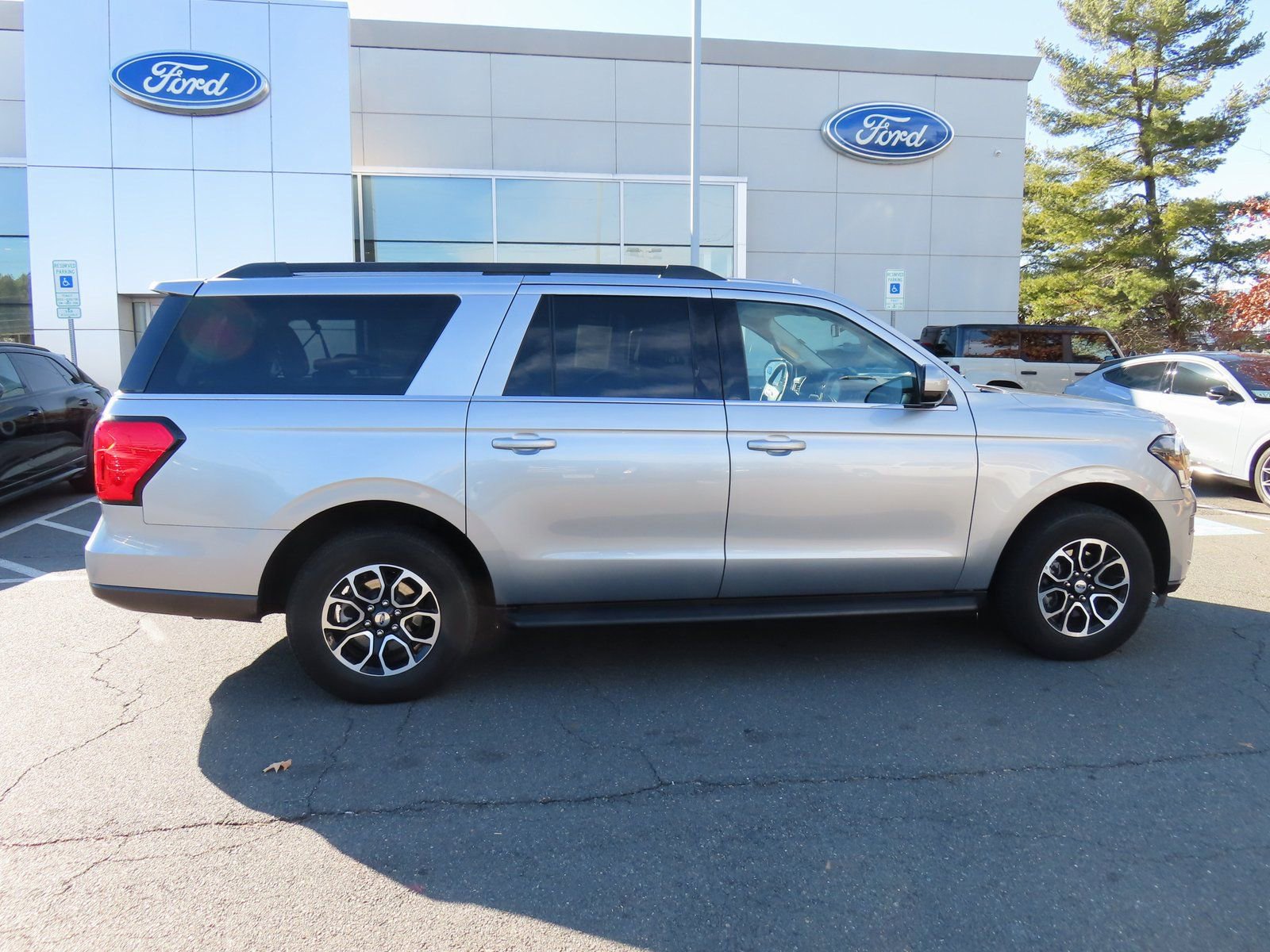 Used 2024 Ford Expedition Max XLT image 4