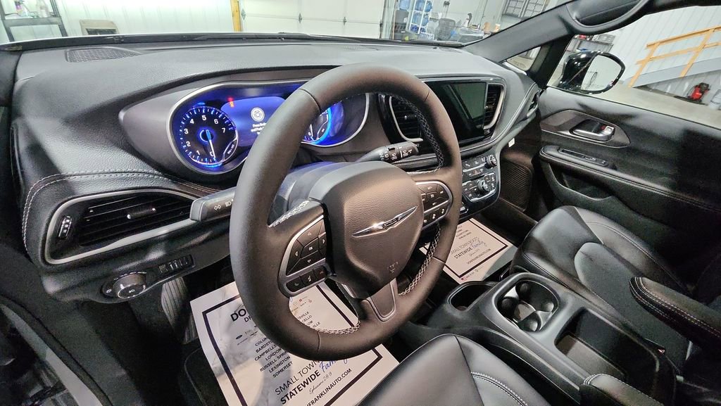 New 2026 Chrysler Pacifica Select AWD/4WD image 10