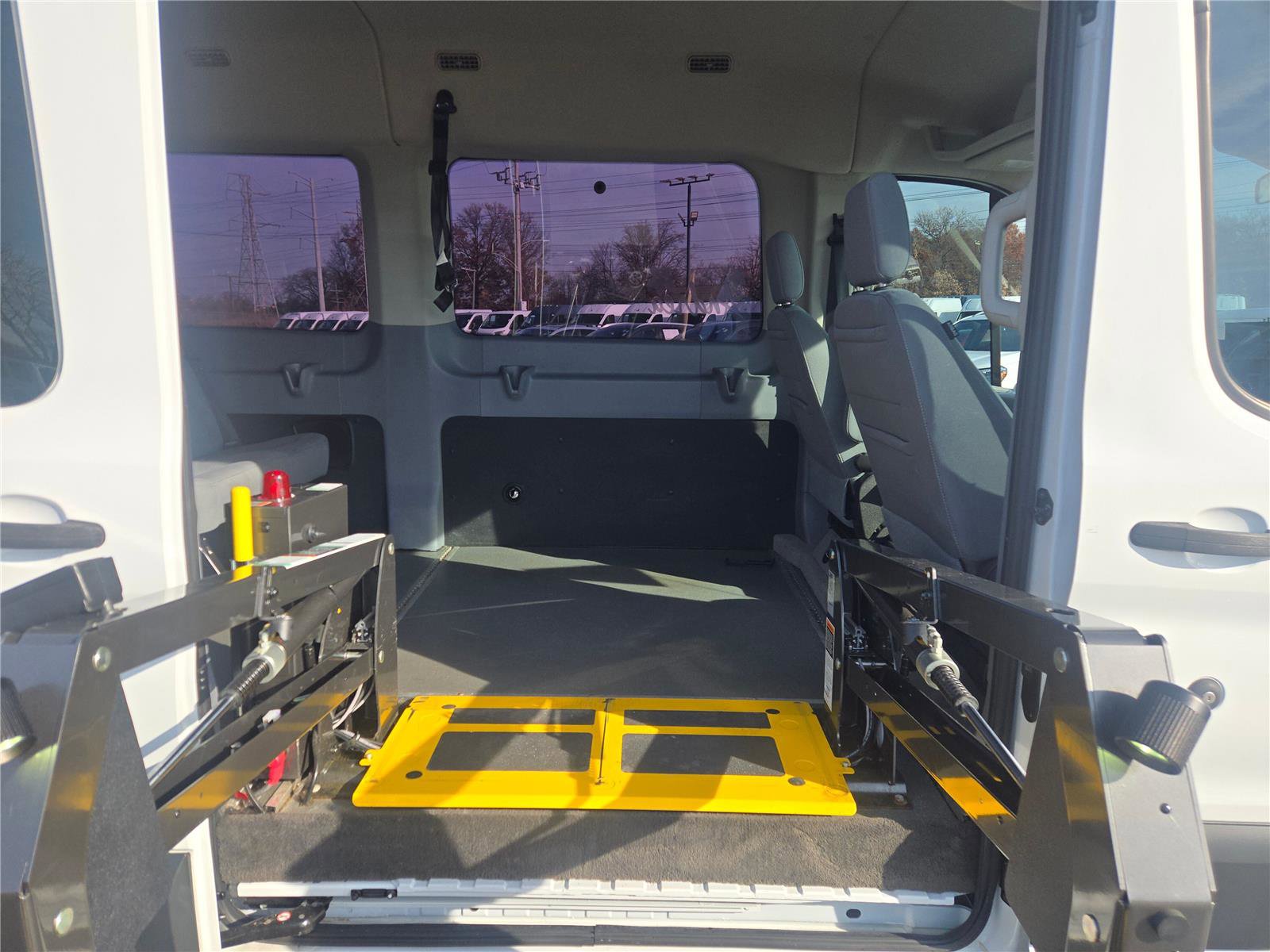 Used 2018 Ford Transit 350 XLT image 9