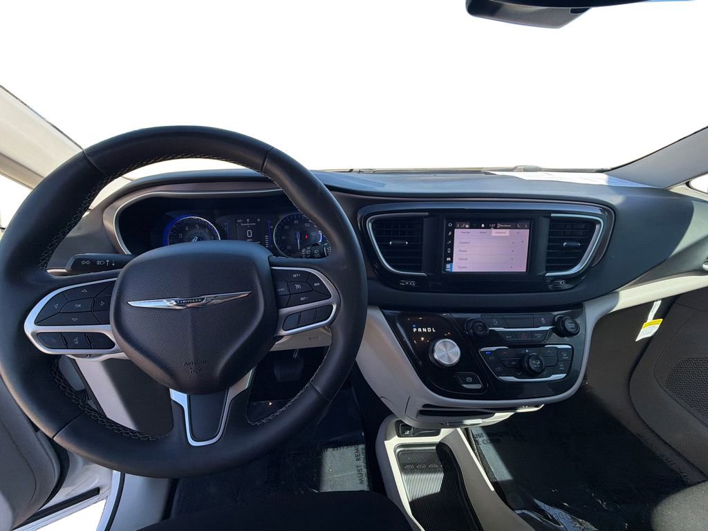 Used 2023 Chrysler Voyager LX image 21