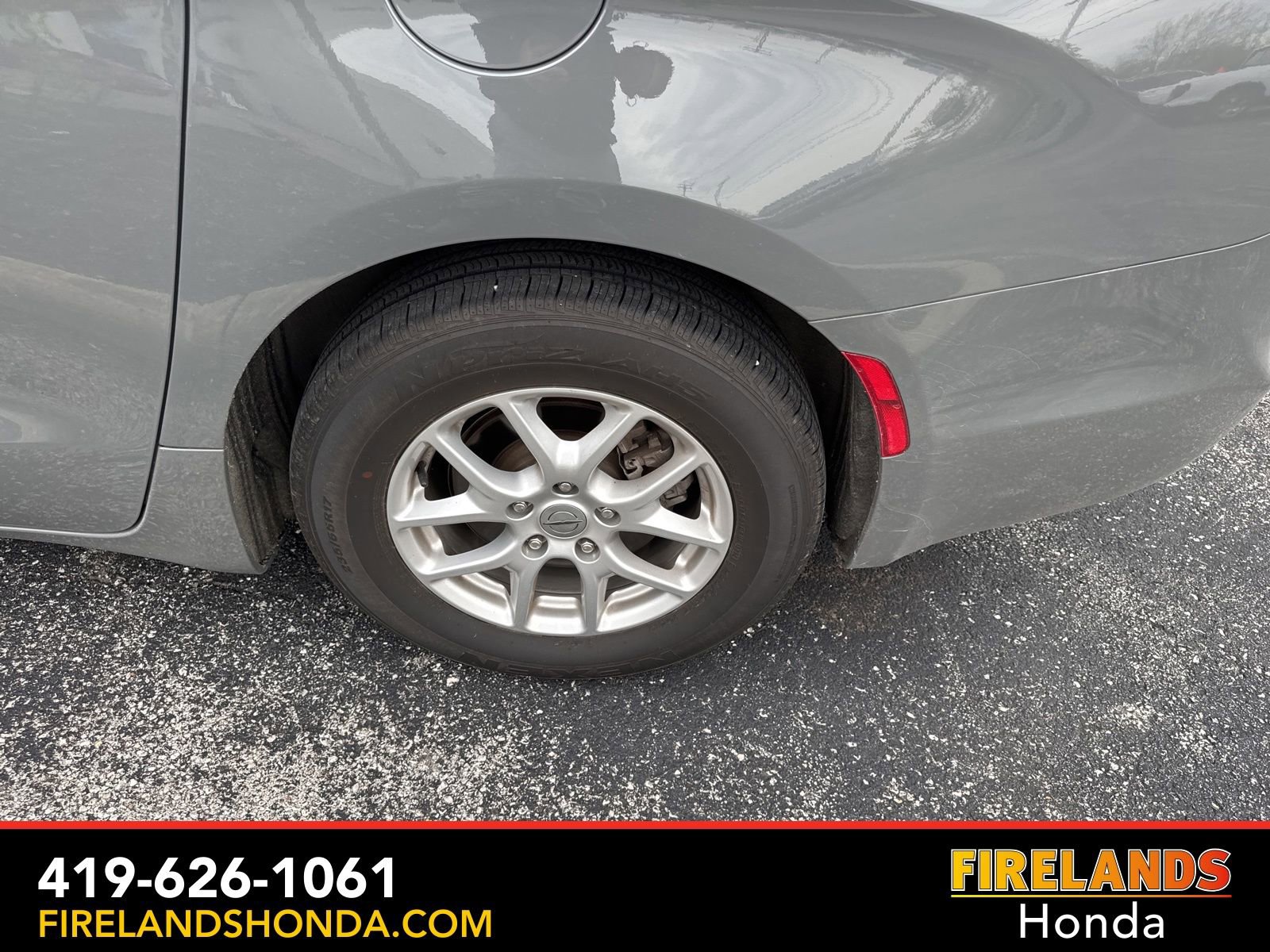 Used 2023 Chrysler Pacifica Touring-L image 13