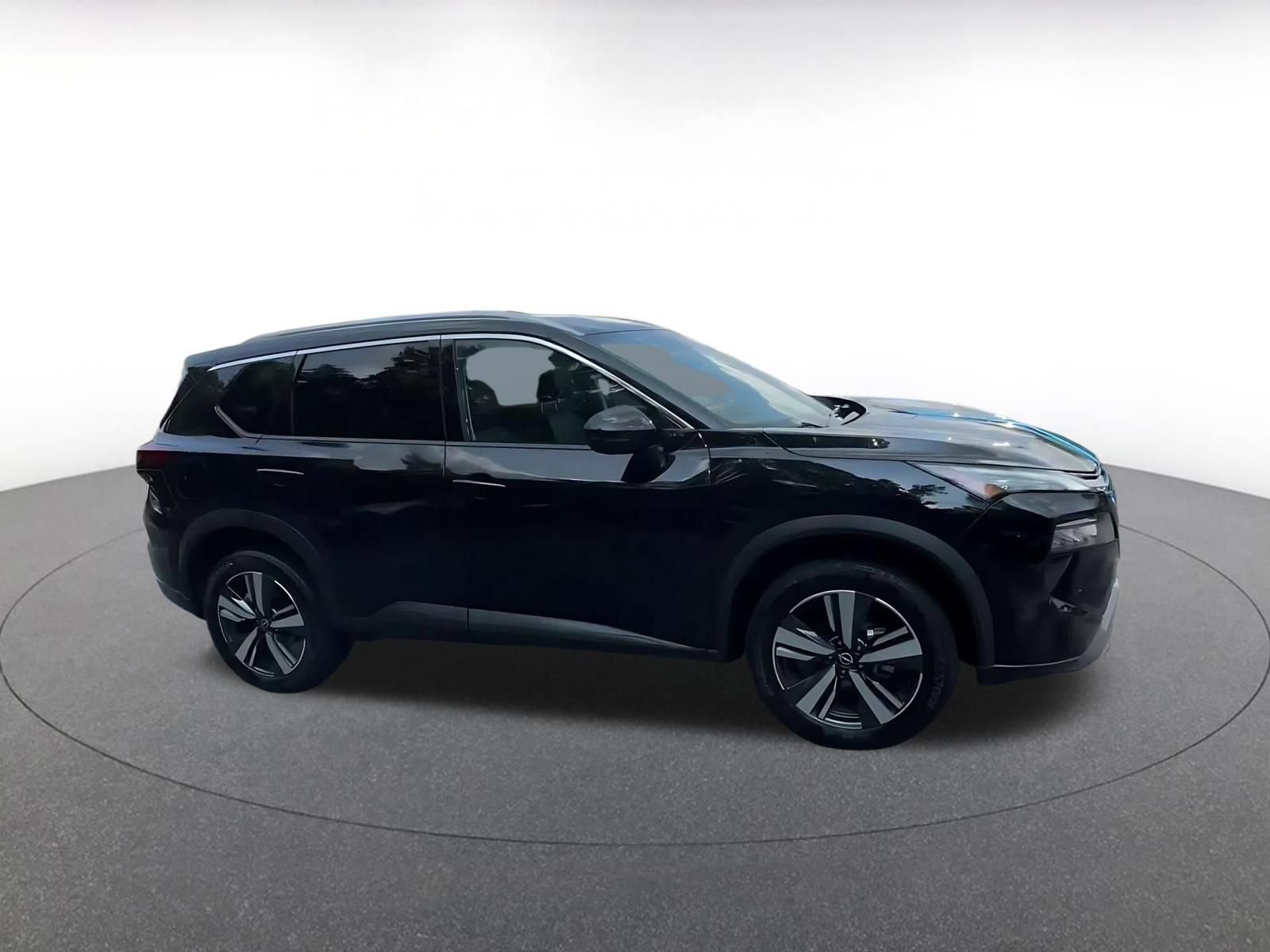 Used 2026 Nissan Rogue SL FWD image 2