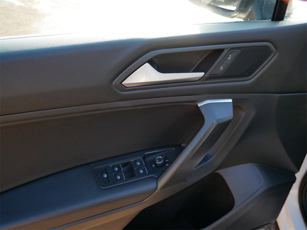Used 2021 Volkswagen Tiguan SE image 16