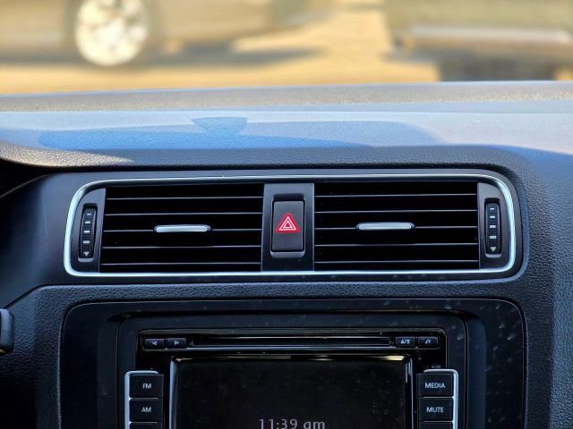 Used 2011 Volkswagen Jetta SE FWD image 18