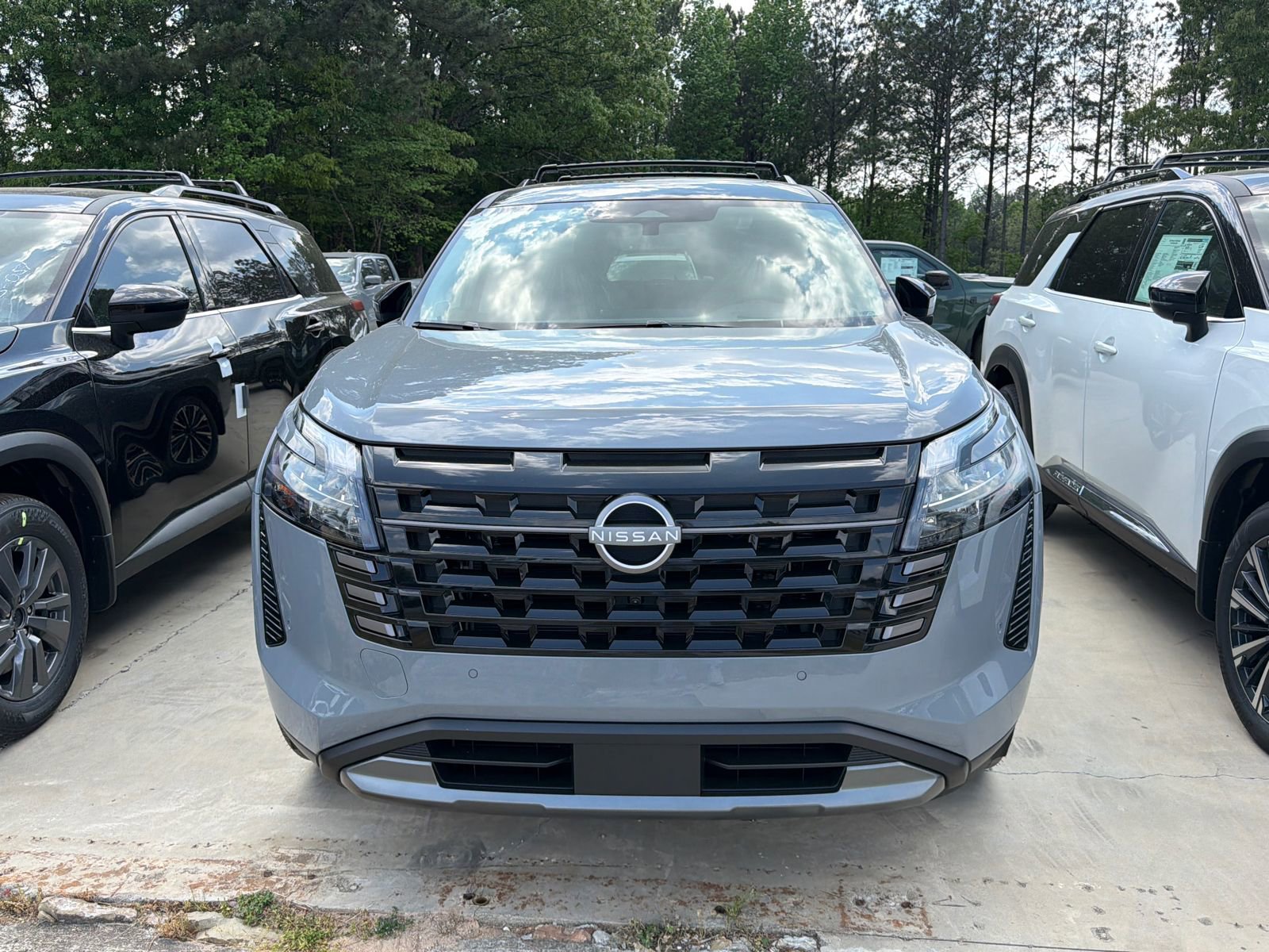 New 2026 Nissan Pathfinder Platinum FWD image 2