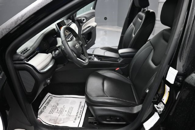 Used 2025 Jeep Compass Limited AWD/4WD image 12
