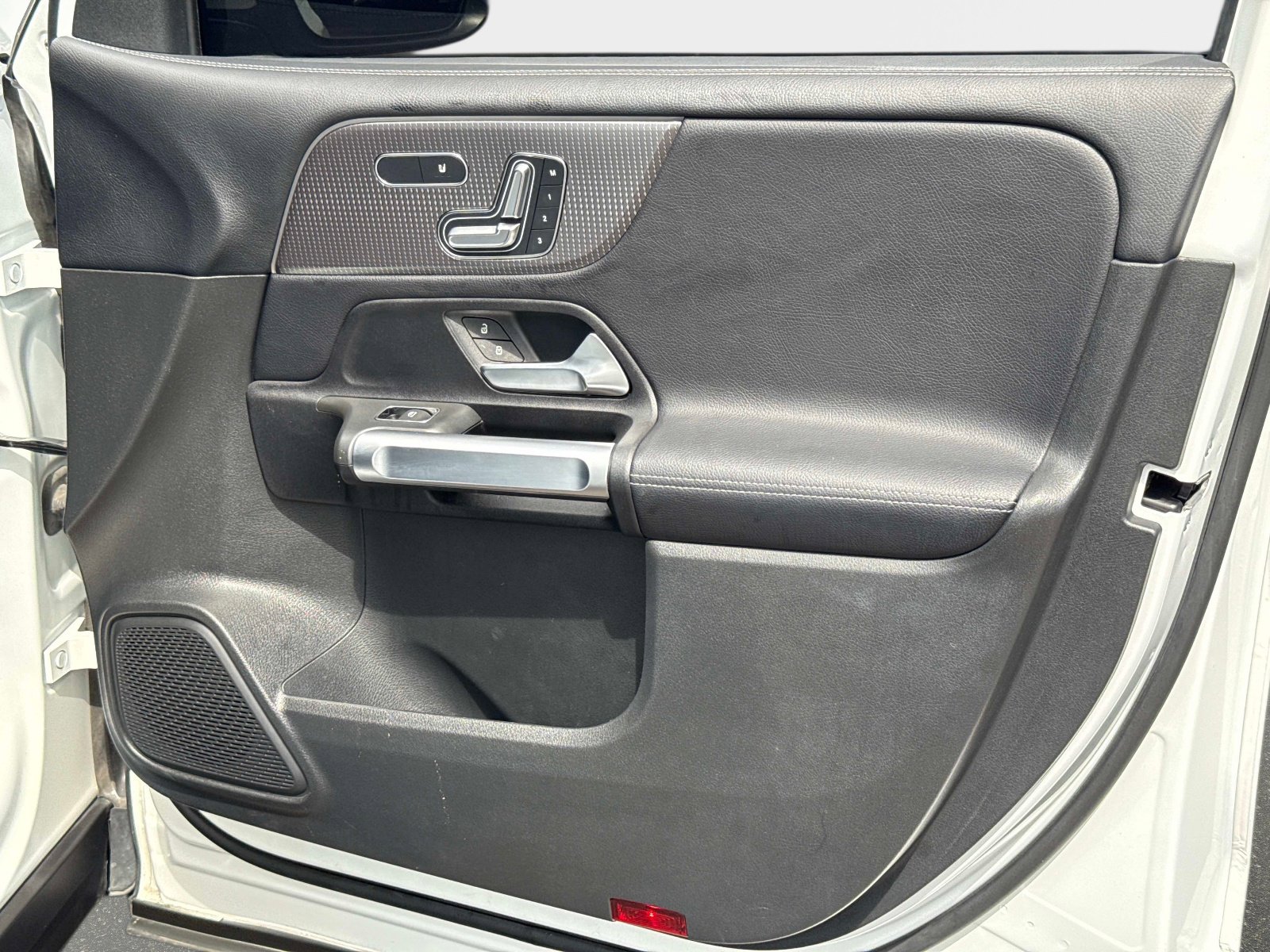 Used 2023 Mercedes-Benz GLB 250 4MATIC w/ Premium Package image 23