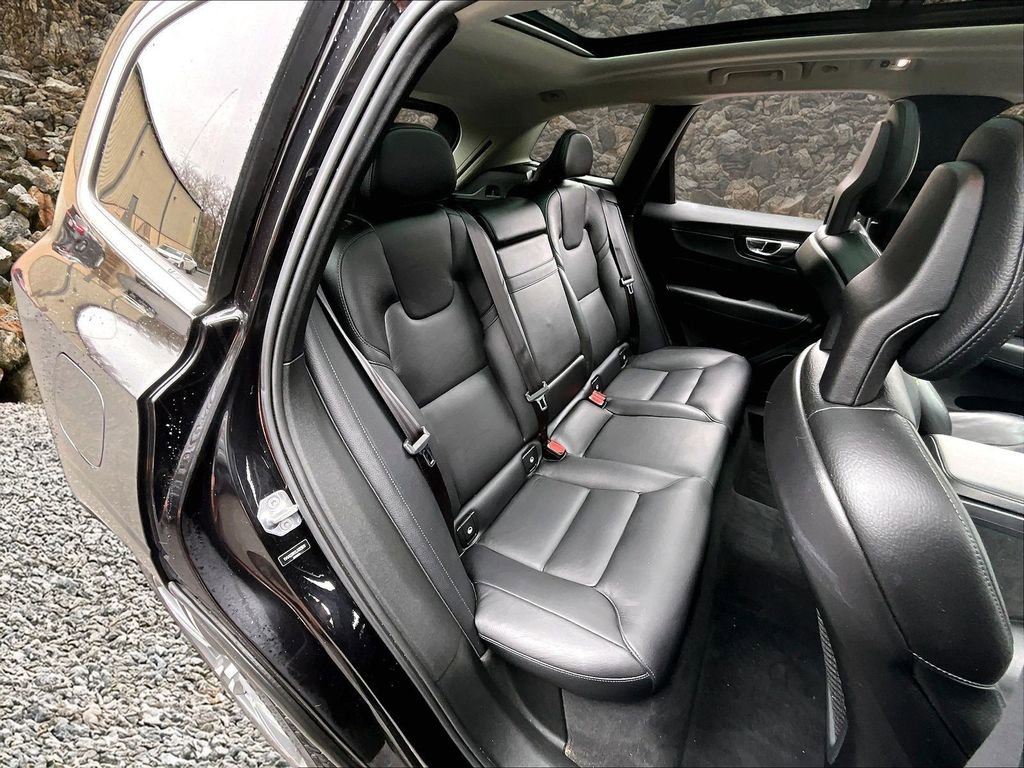 Used 2018 Volvo XC60 T6 Momentum w/ Convenience Package image 23