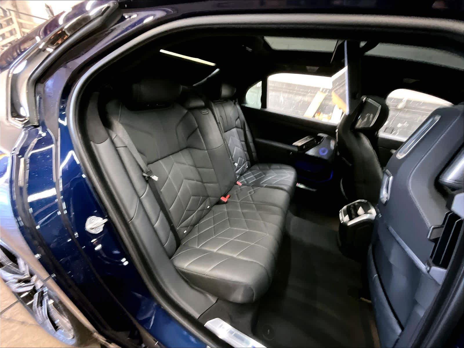 Used 2023 BMW i7 xDrive60 w/ Executive Package 2 AWD/4WD image 29