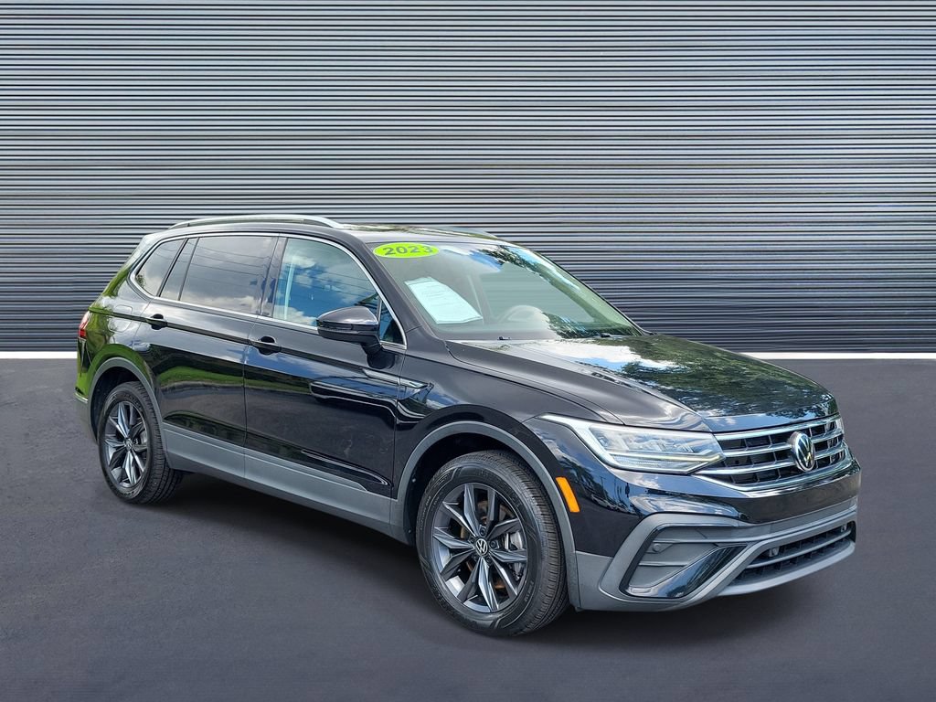 Used 2023 Volkswagen Tiguan SE w/ Panoramic Sunroof Package FWD image 2