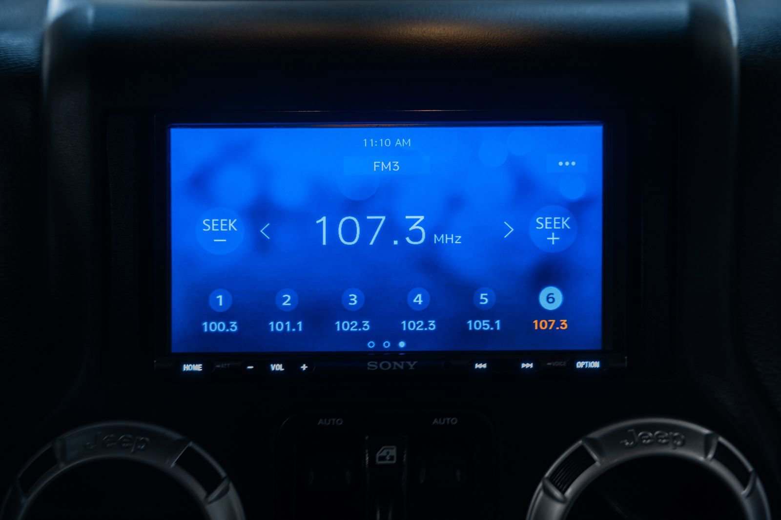 Used 2018 Jeep Wrangler Unlimited Sahara w/ Connectivity Group image 27