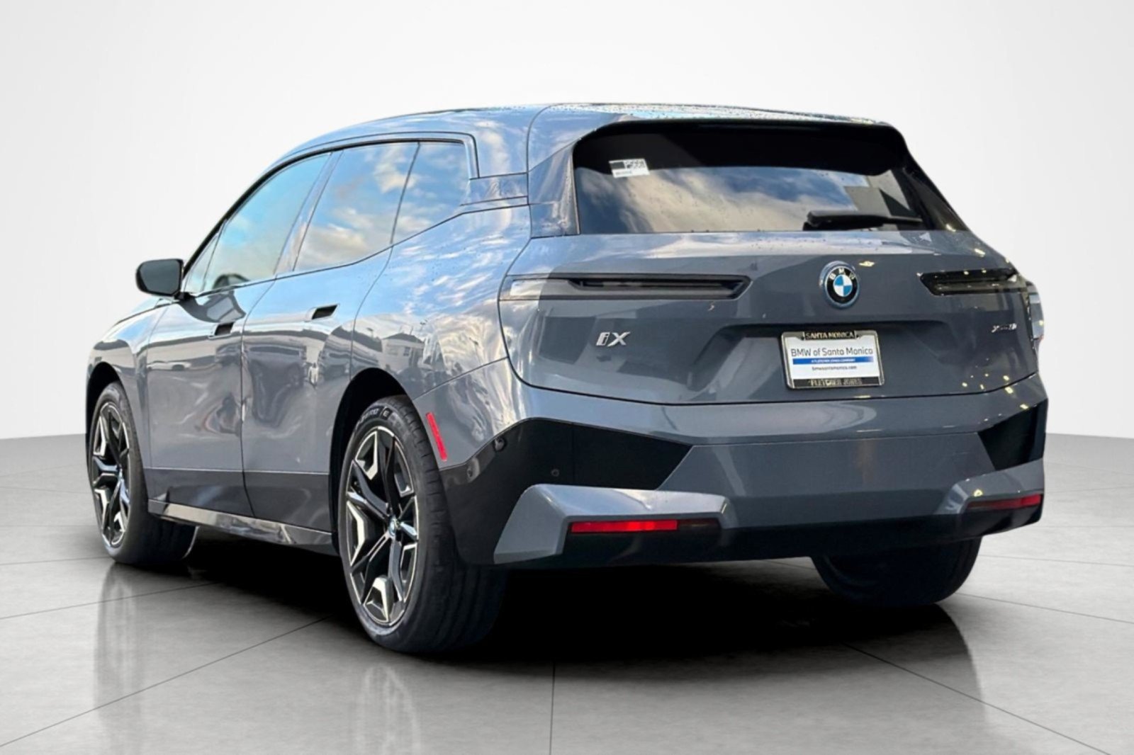 Used 2024 BMW iX xDrive50 w/ Sport Package AWD/4WD image 3
