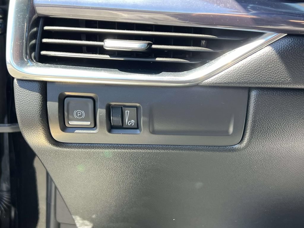 Used 2022 Cadillac XT4 Luxury w/ Cold Weather Package AWD/4WD image 23