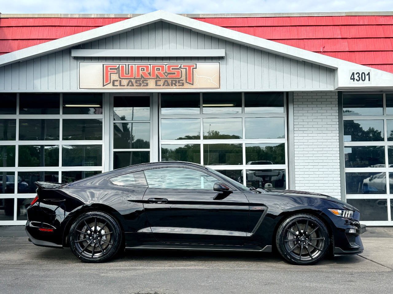 Used 2018 Ford Mustang Shelby GT350 w/ Convenience Package RWD image 2