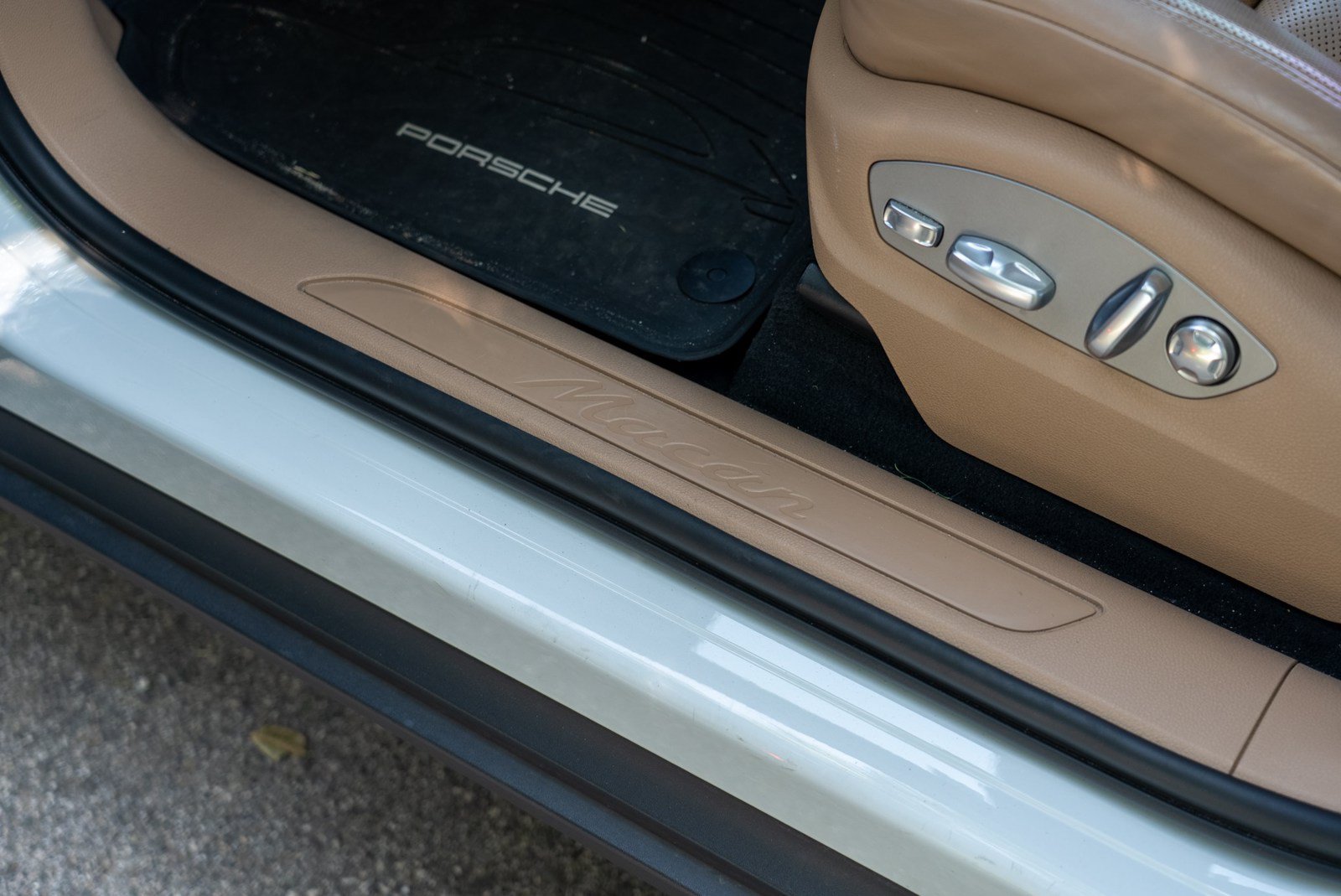 Certified 2021 Porsche Macan AWD/4WD image 22