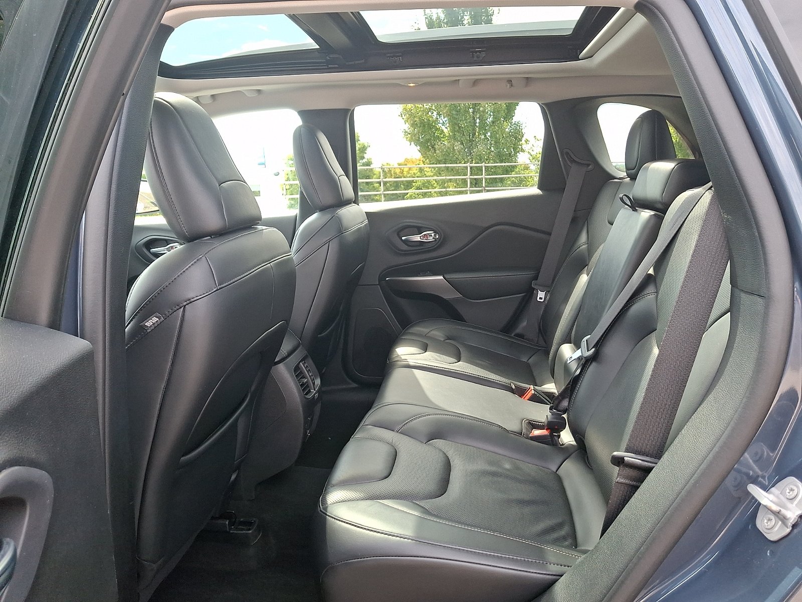 Used 2021 Jeep Cherokee Limited AWD/4WD image 10
