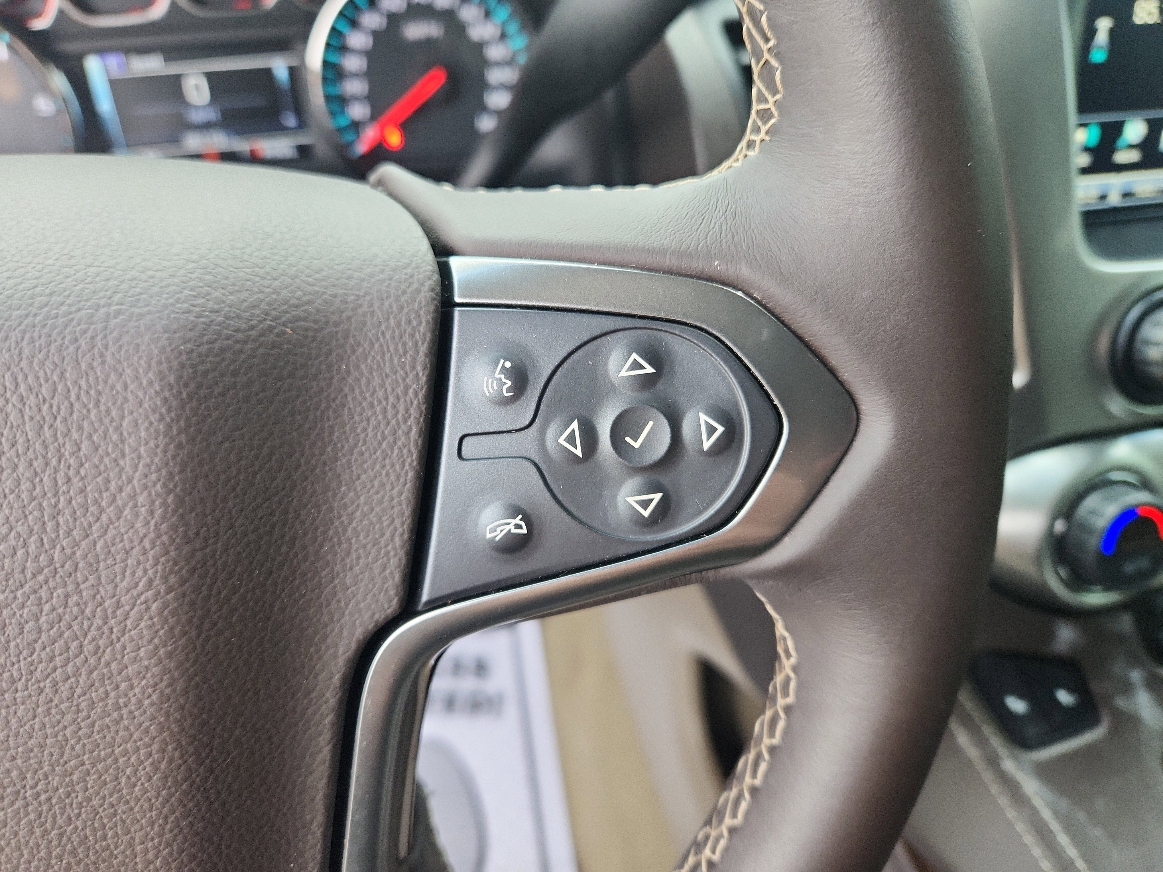 Used 2018 Chevrolet Suburban LT image 31