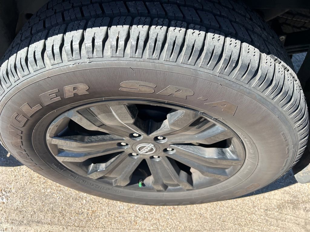 Used 2024 Nissan Titan SV w/ SV Convenience Package image 15