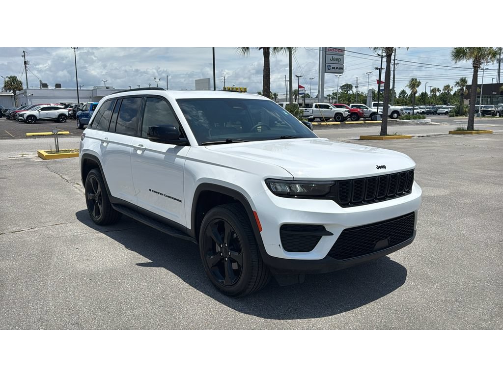 Used 2023 Jeep Grand Cherokee Altitude AWD/4WD image 8