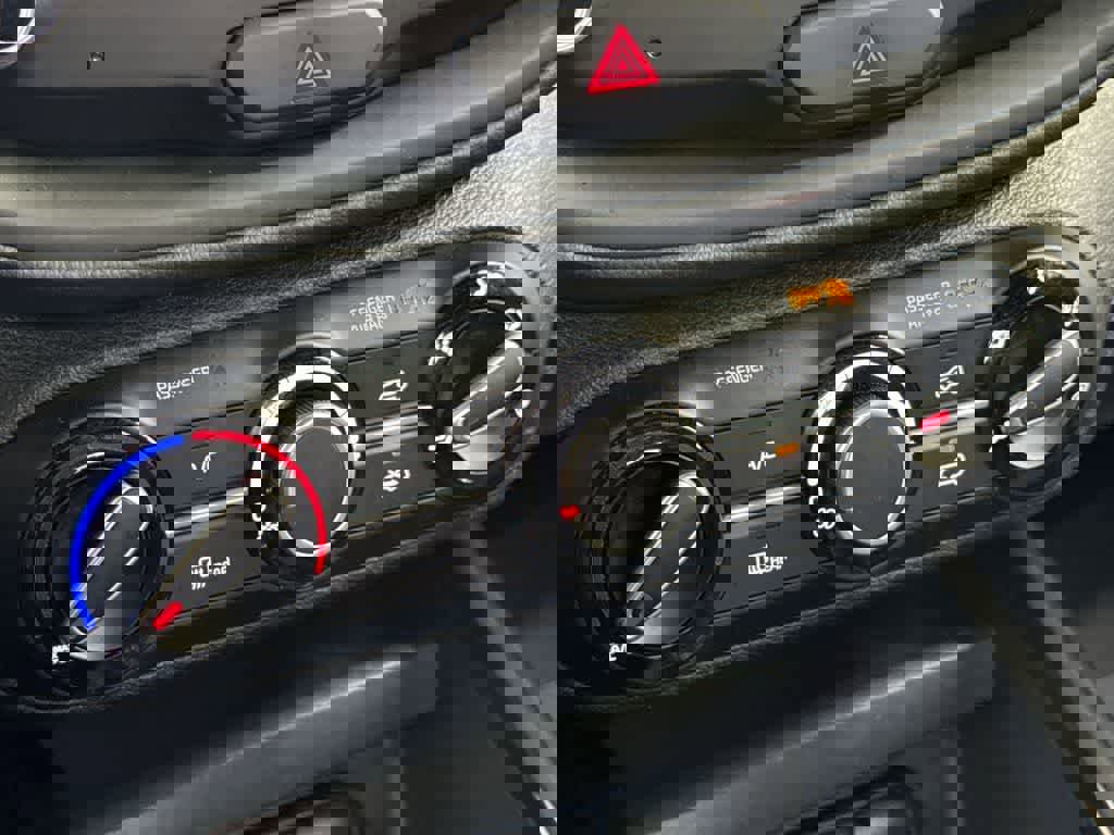 Used 2025 Kia Soul LX w/ LX Technology Package FWD image 20