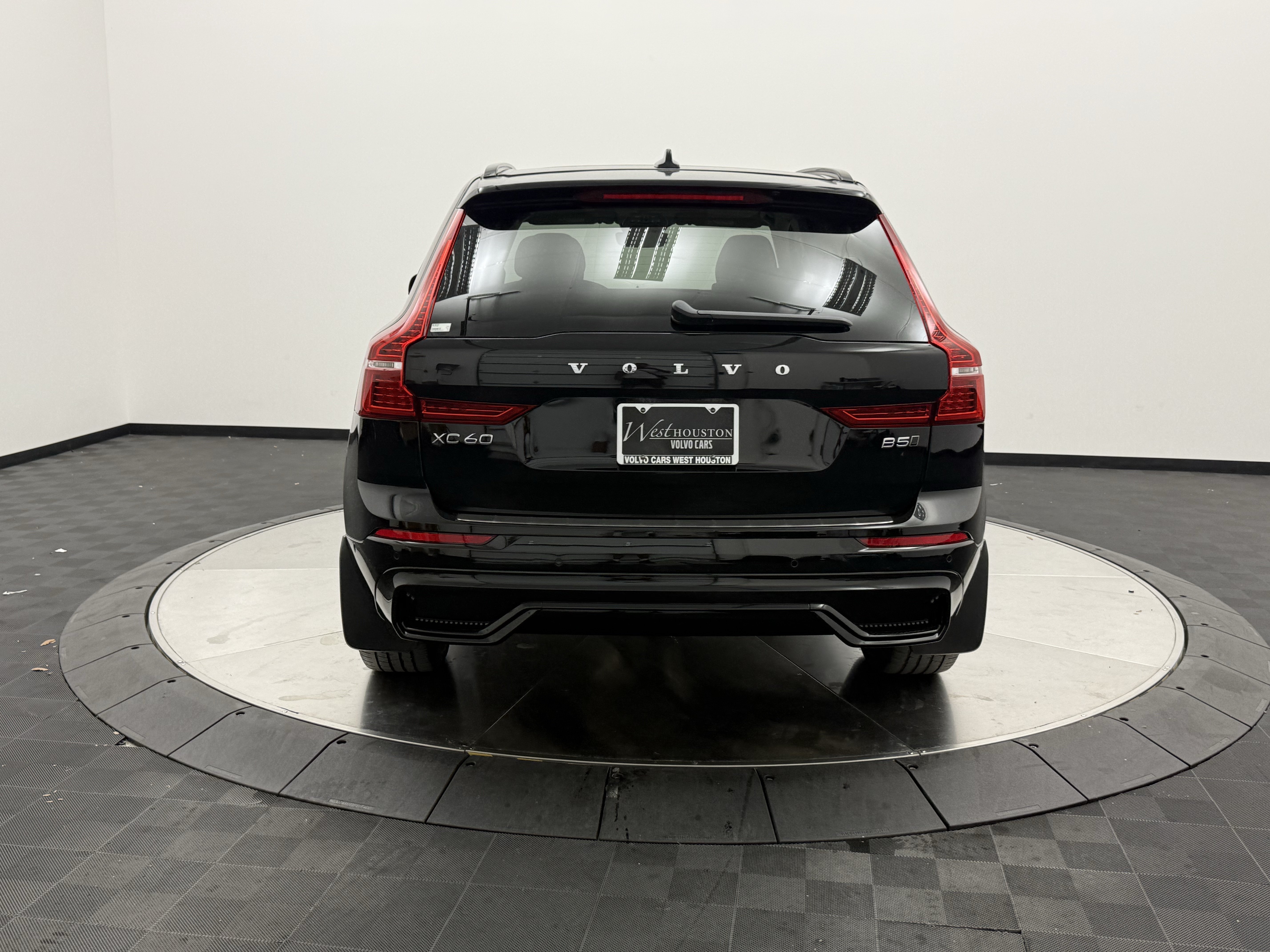 Certified 2024 Volvo XC60 B5 Plus w/ Protection Package Premier AWD/4WD image 6