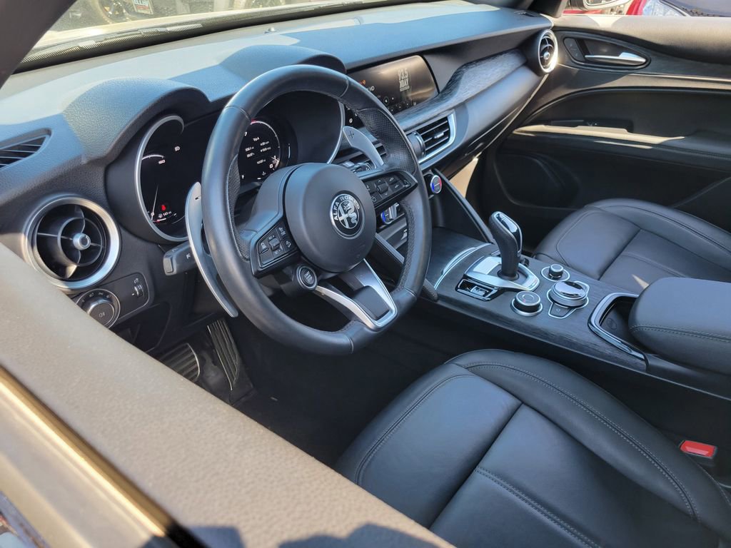 Used 2024 Alfa Romeo Stelvio Sprint image 3