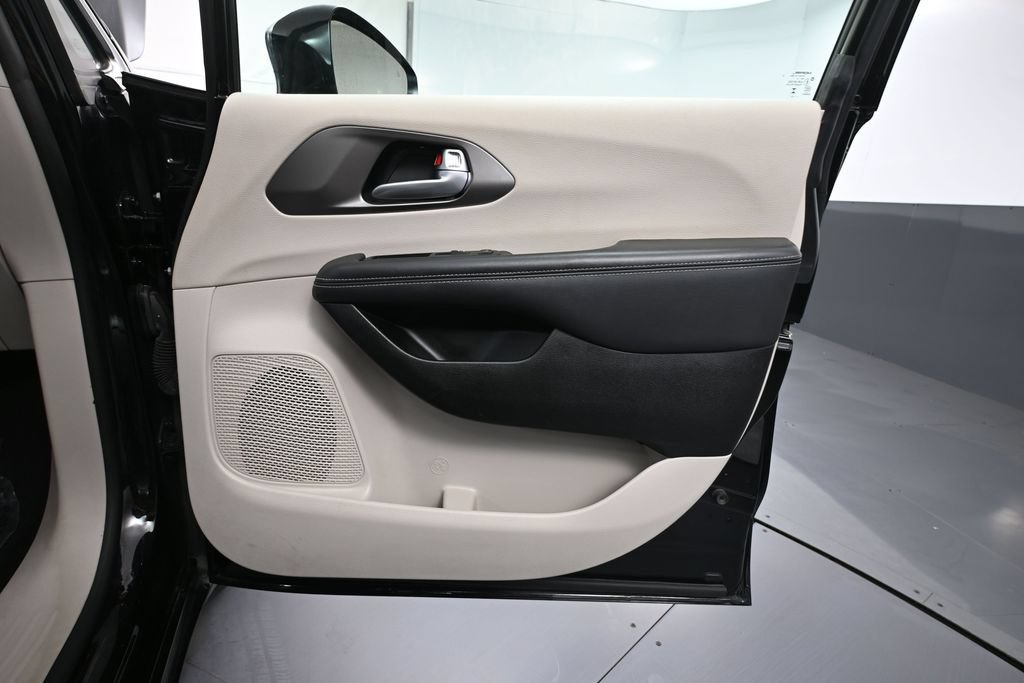 Used 2024 Chrysler Pacifica Touring-L FWD image 36