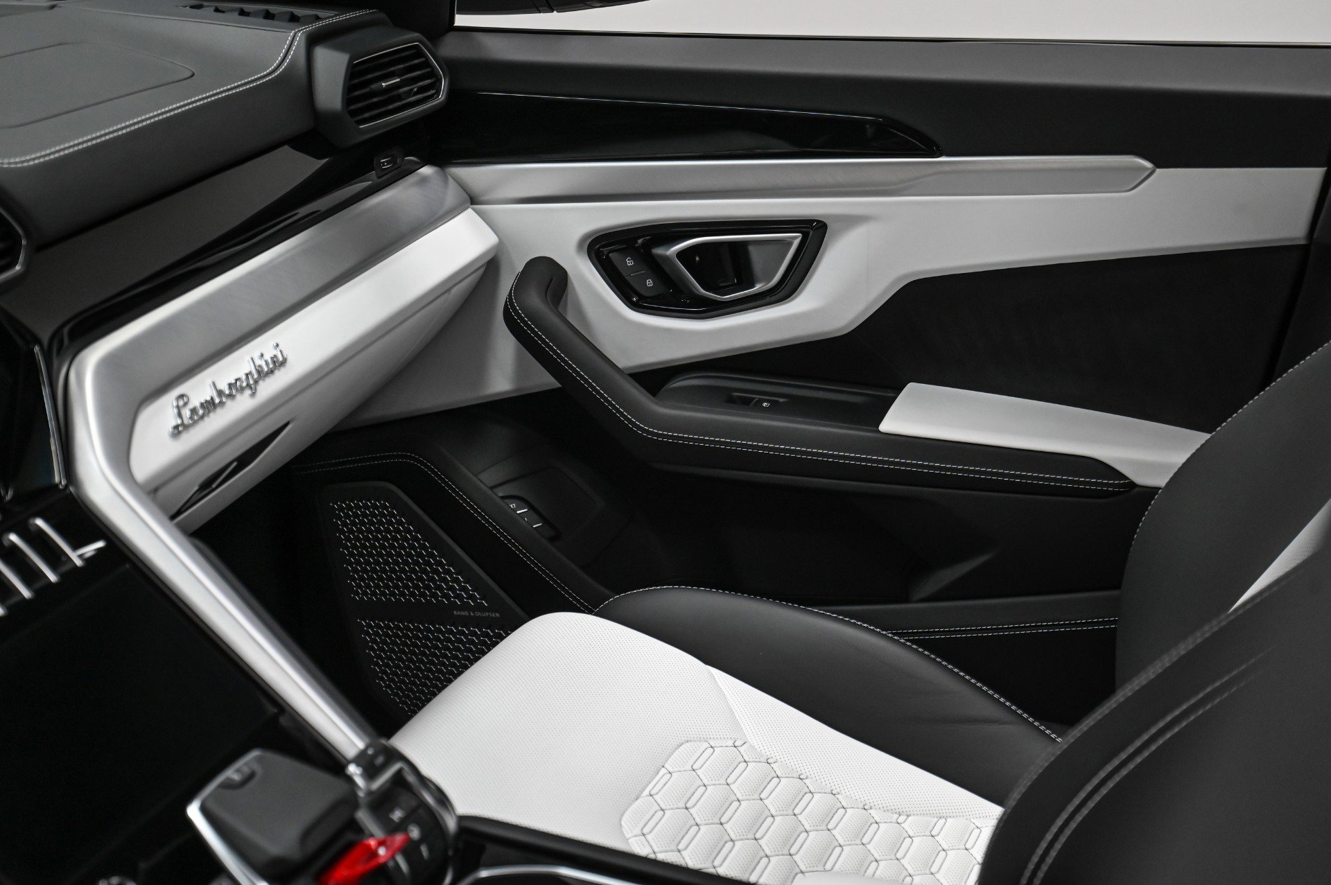 Used 2020 Lamborghini Urus image 38