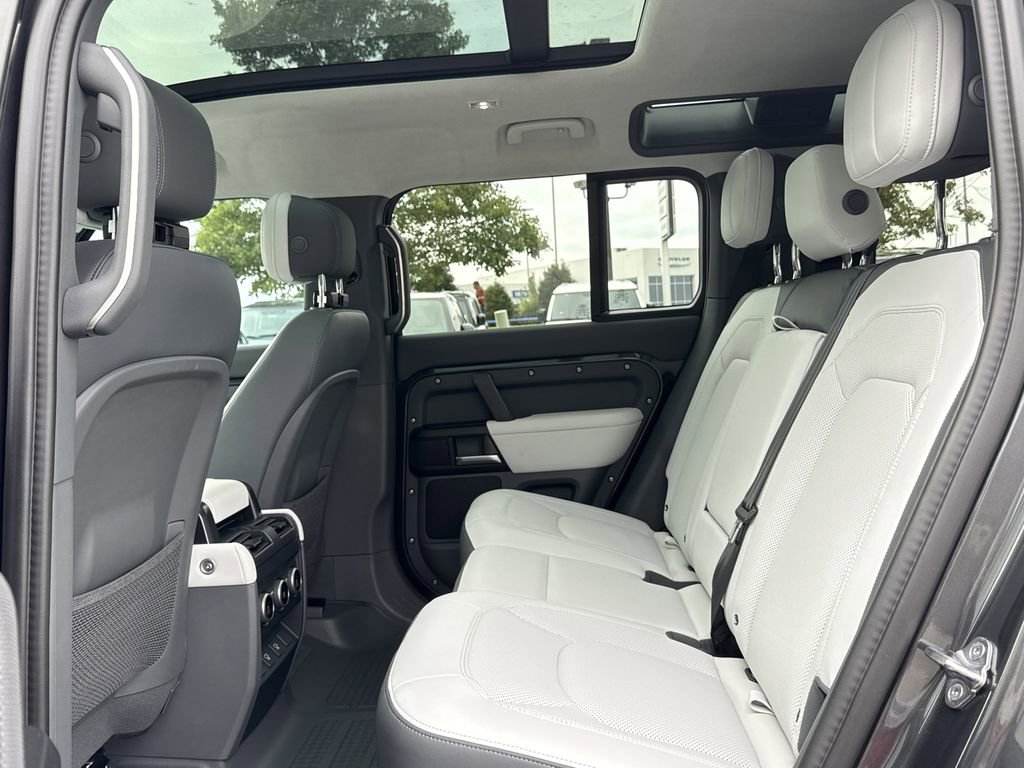Used 2025 Land Rover Defender 110 V8 image 5