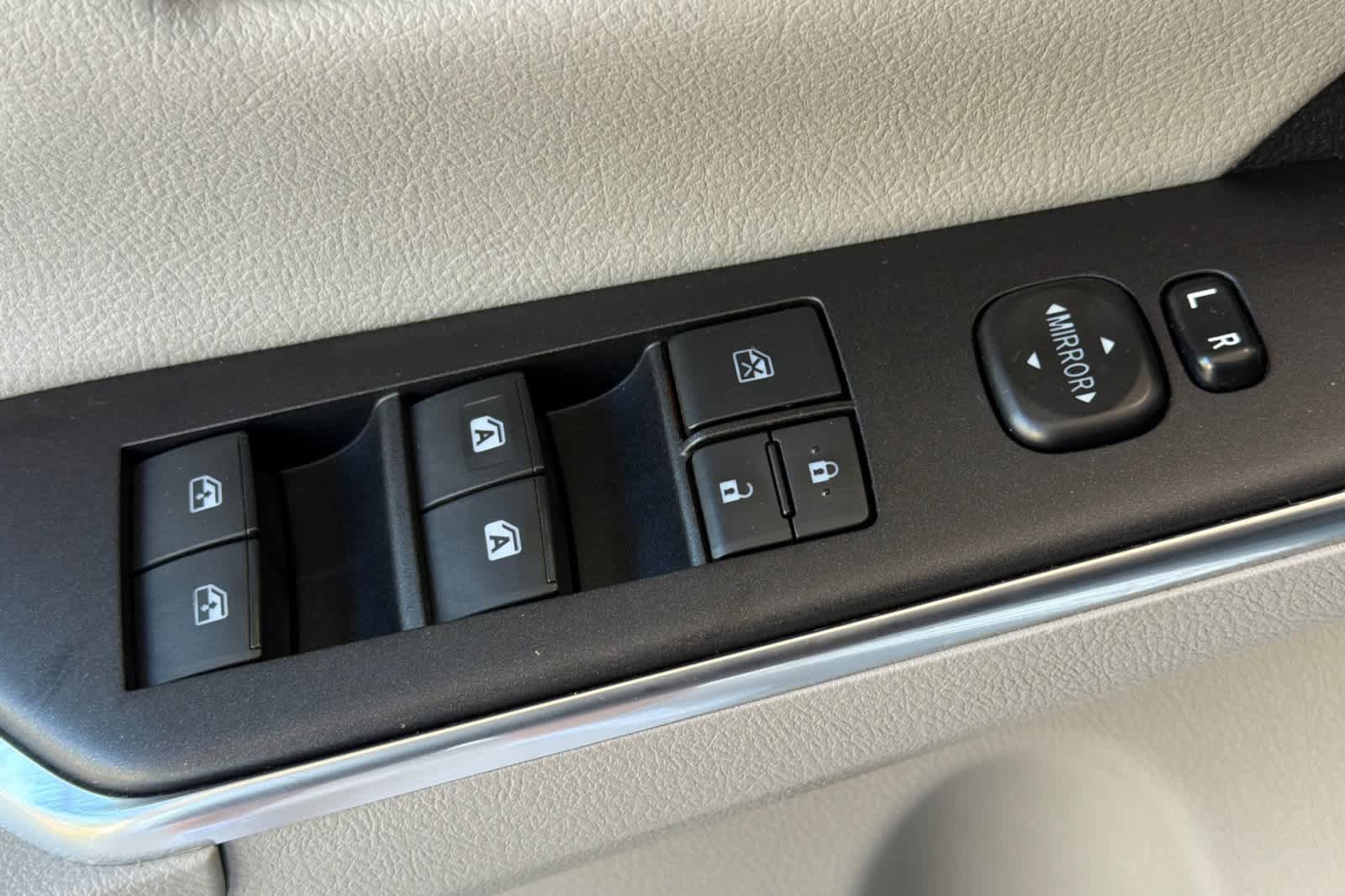 Used 2016 Toyota Camry SE FWD image 13