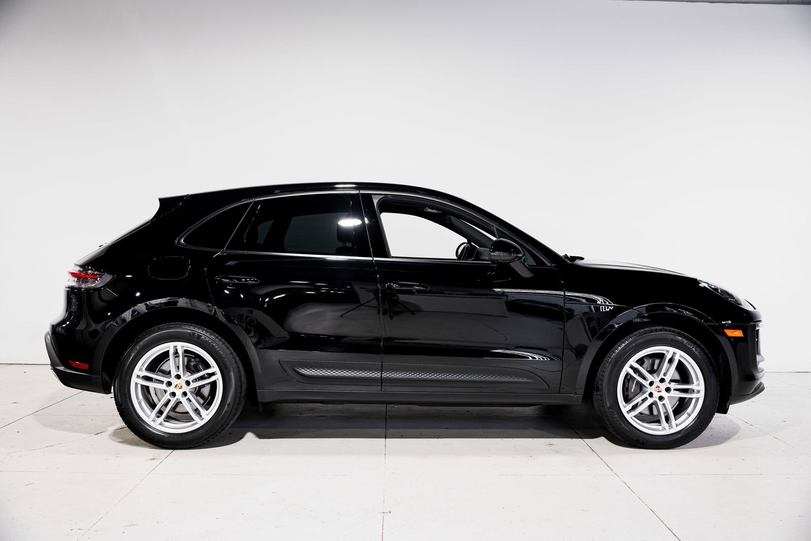 Used 2024 Porsche Macan AWD/4WD image 2