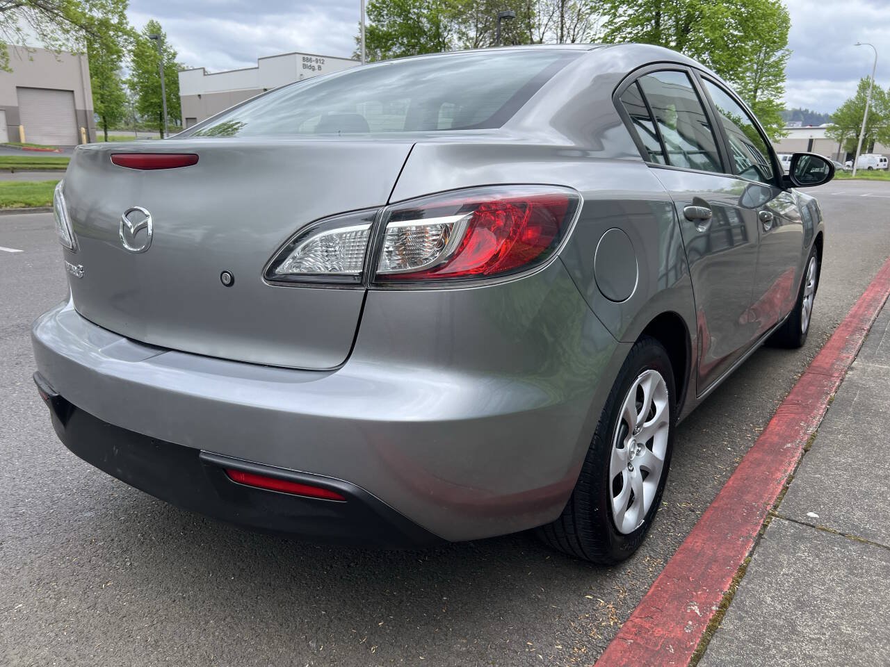 Used 2010 MAZDA MAZDA3 i Sport FWD image 3