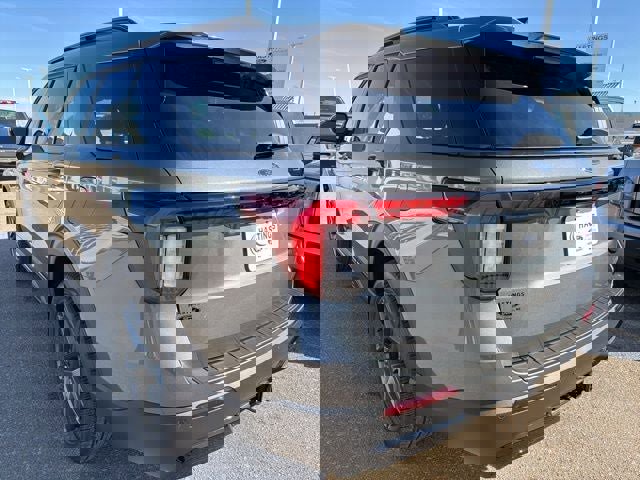 New 2026 Ford Explorer ST-Line w/ ST-Line Street Pack image 4