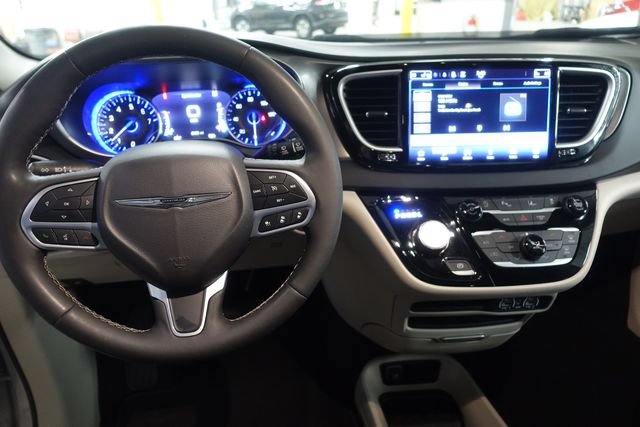 Used 2024 Chrysler Pacifica Touring-L FWD image 11