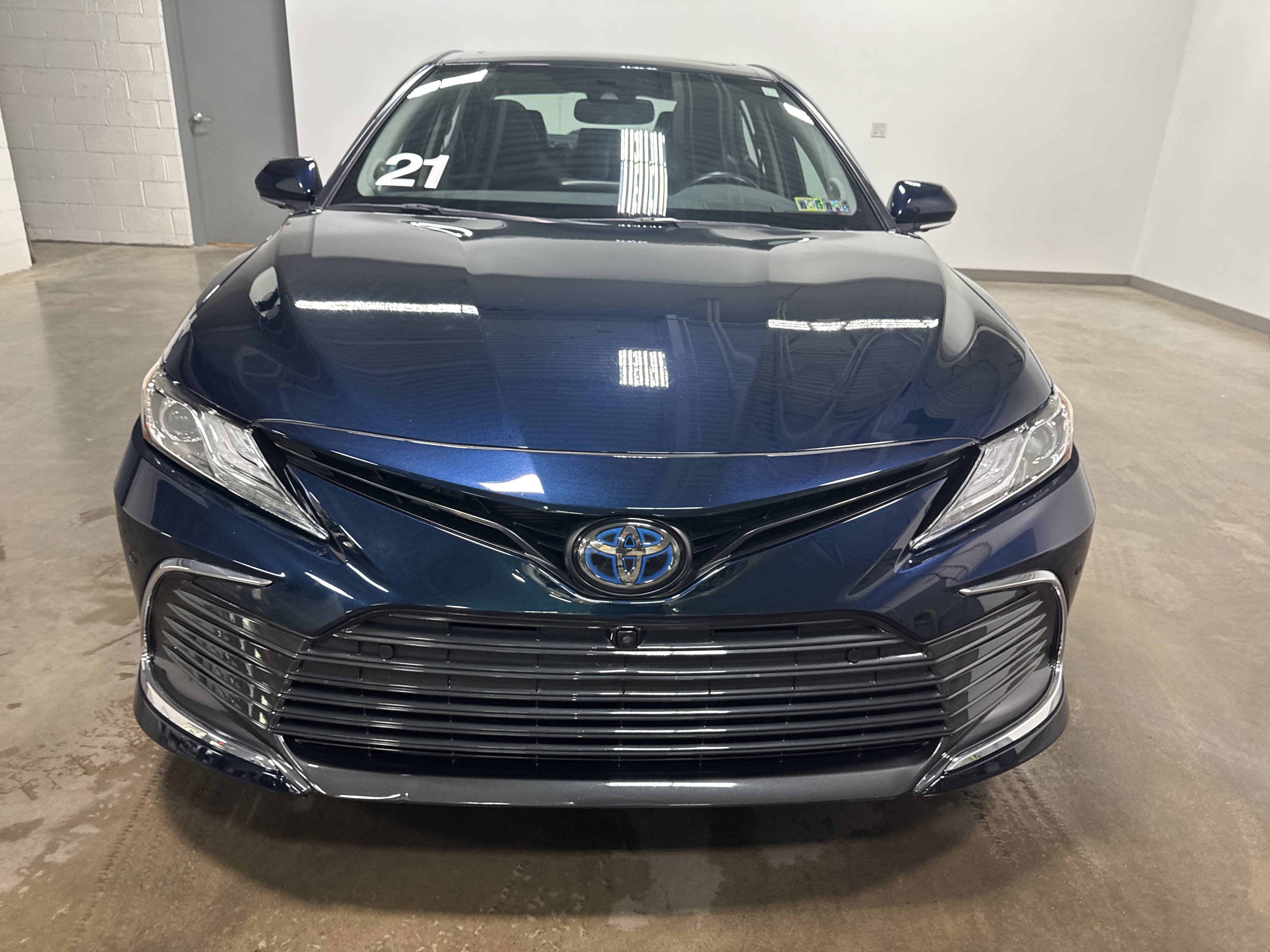 Used 2021 Toyota Camry XLE w/ Navigation Upgrade Package FWD image 8