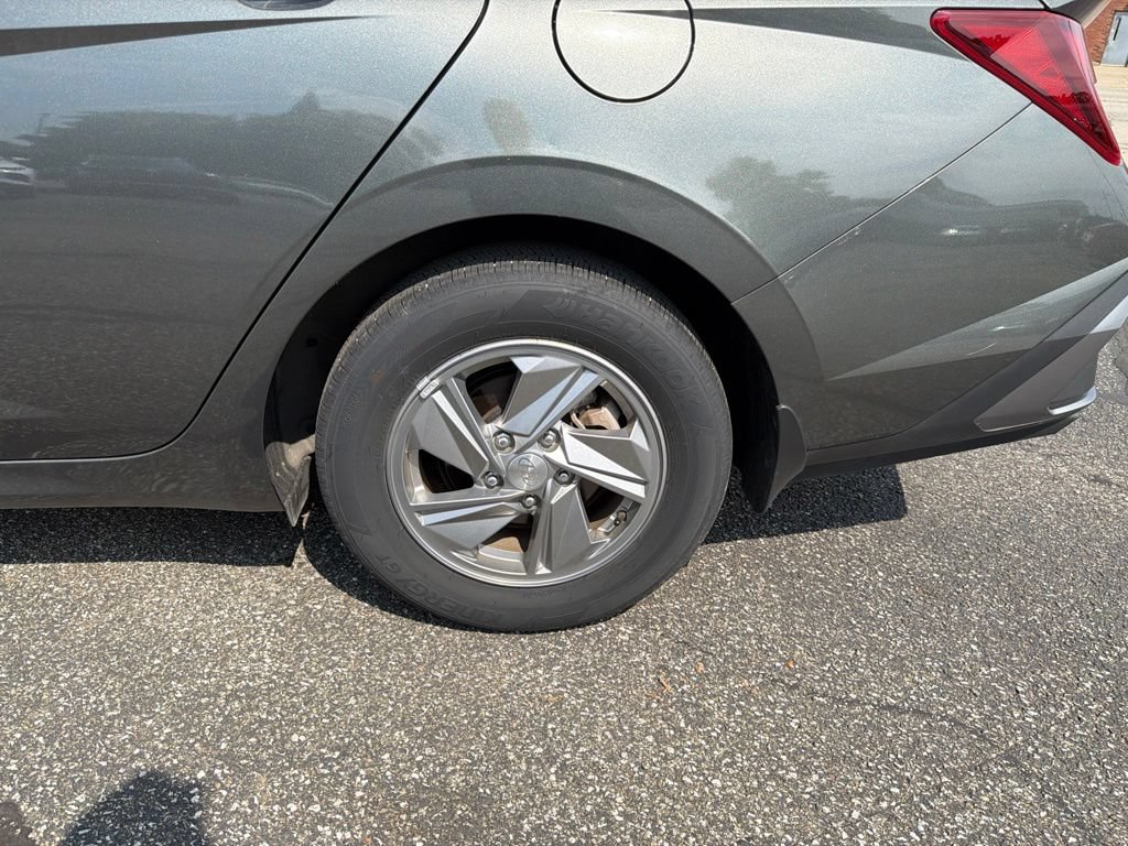Certified 2025 Hyundai Elantra SE FWD image 12