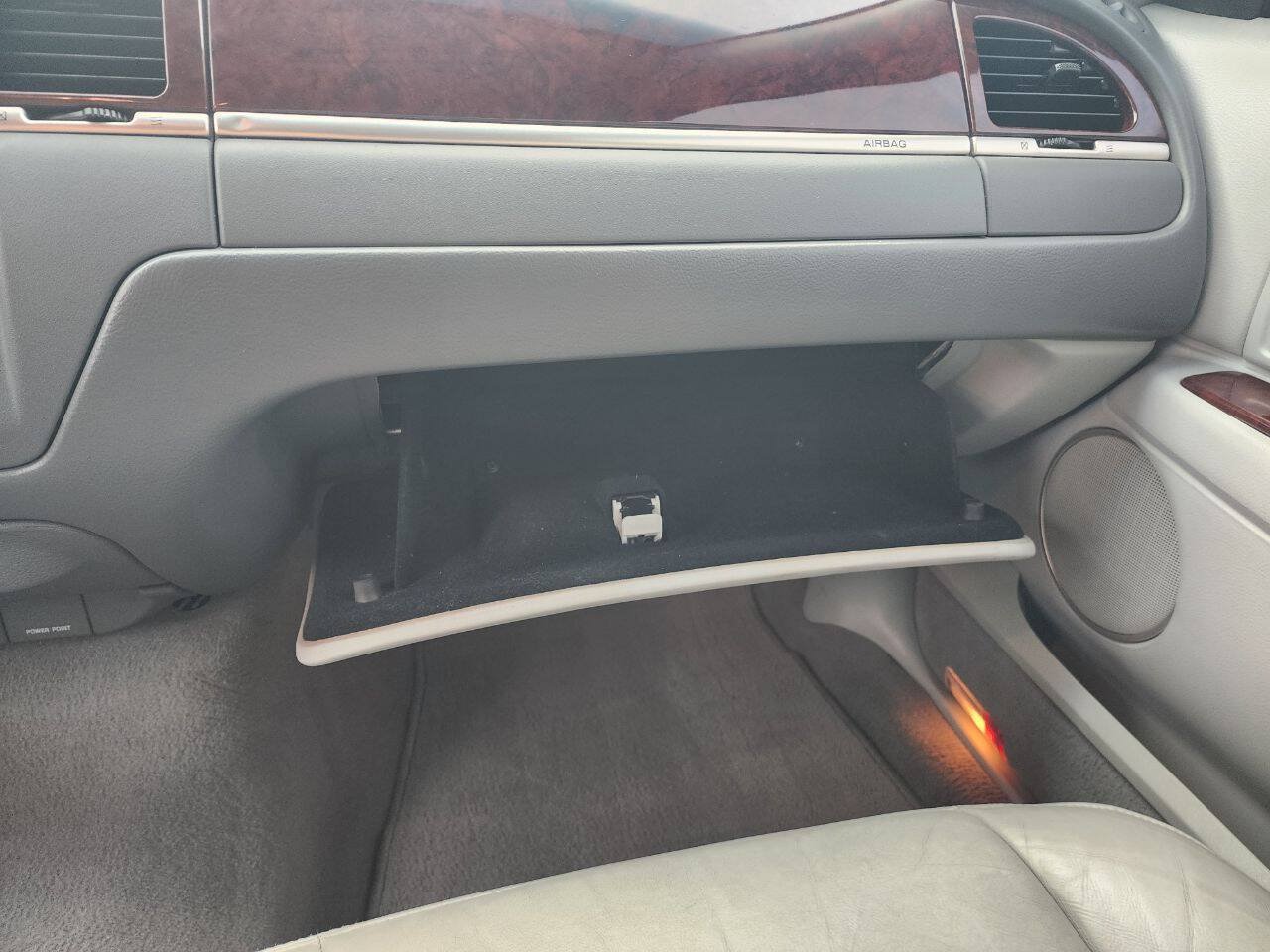 Used 2004 Lincoln Town Car Signature RWD image 36
