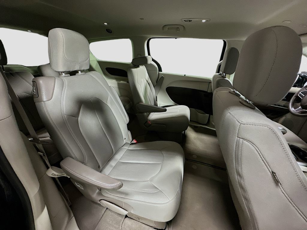 Used 2020 Chrysler Pacifica Touring image 28