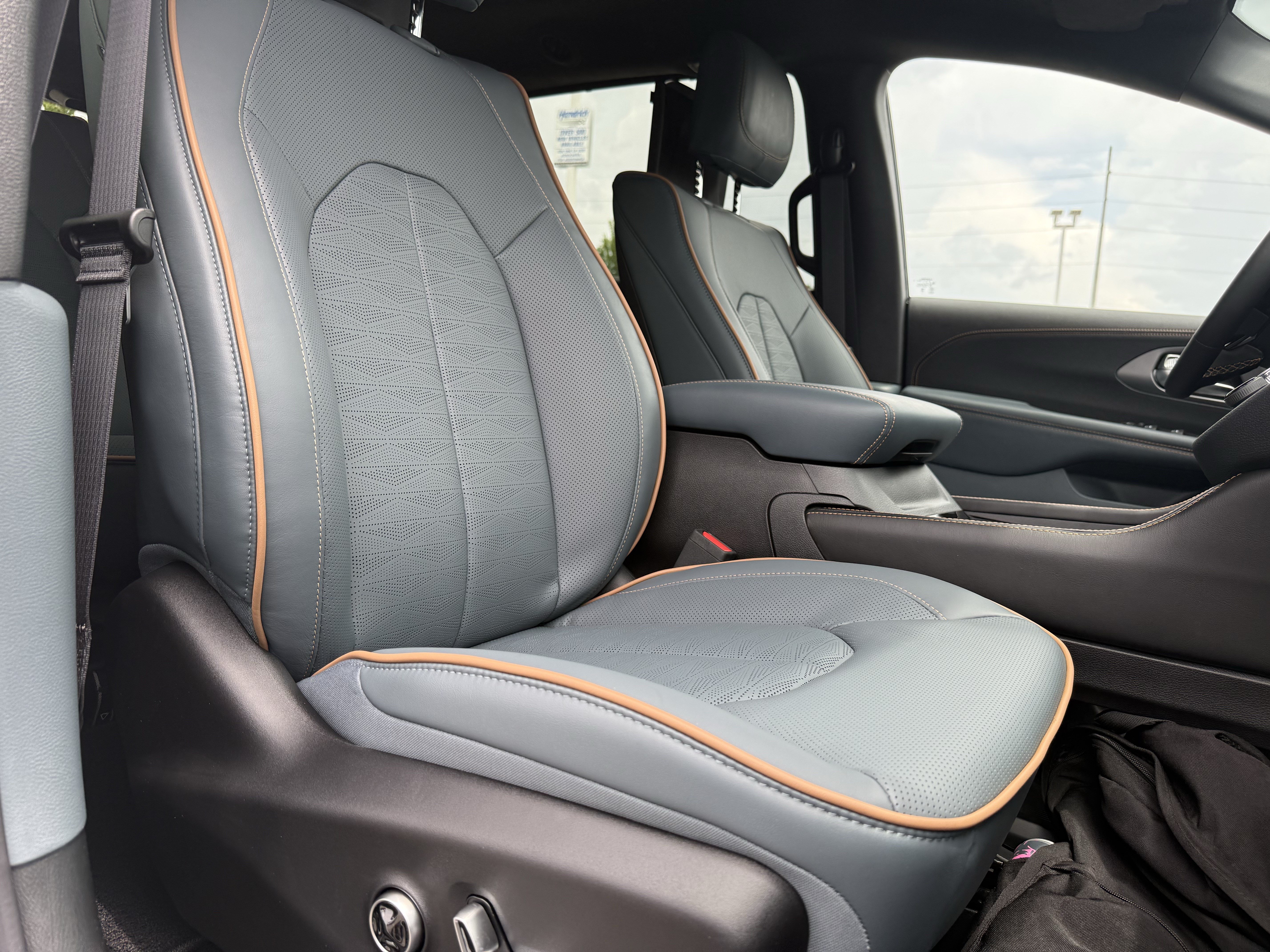 New 2027 Chrysler Pacifica Pinnacle w/ Theater Group FWD image 37