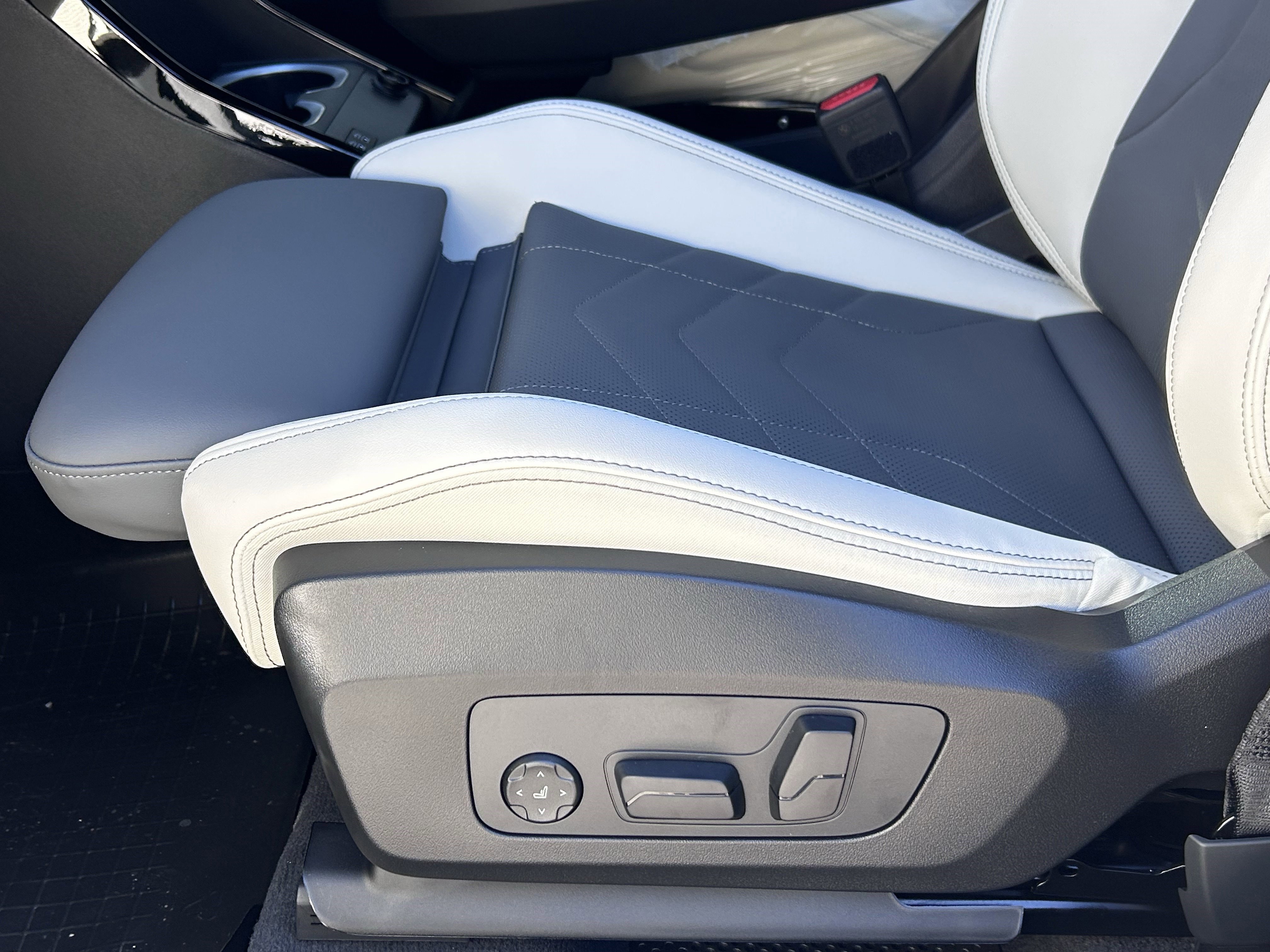 Used 2026 BMW X1 xDrive28i w/ M Sport Package image 25