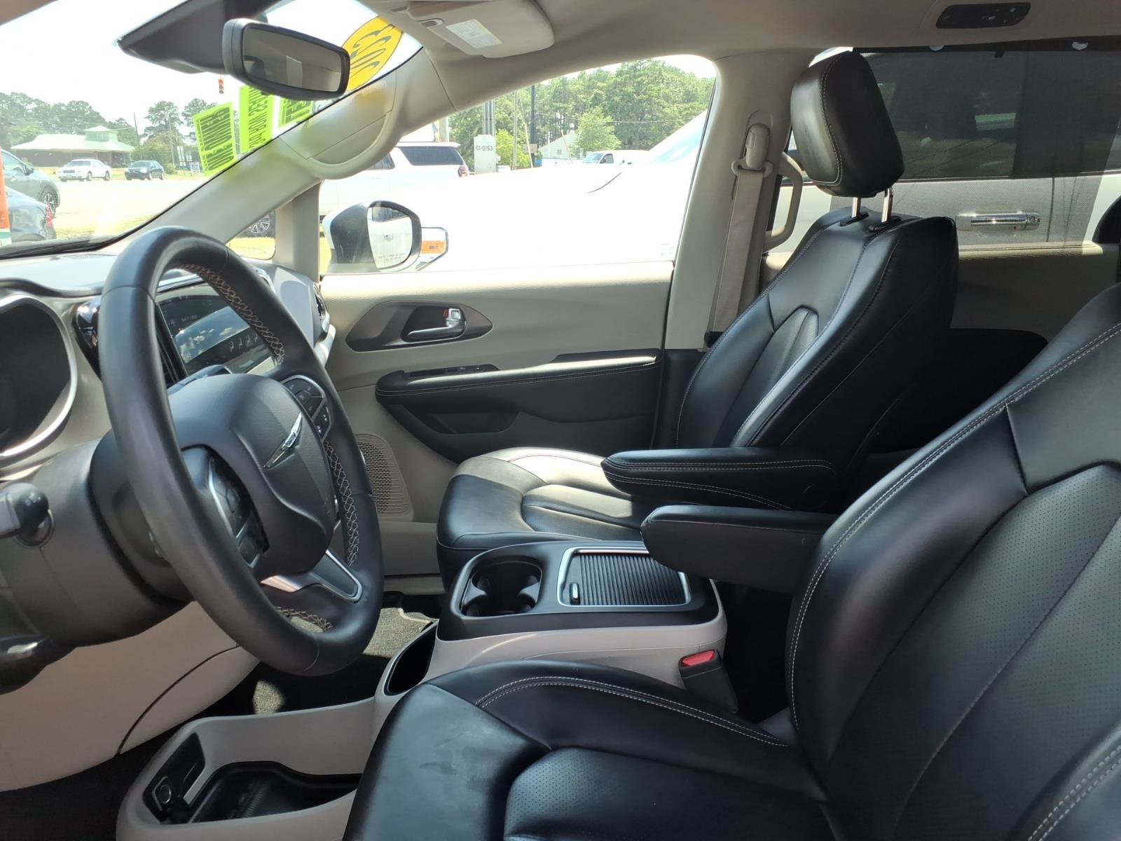 Used 2023 Chrysler Pacifica Touring-L FWD image 7