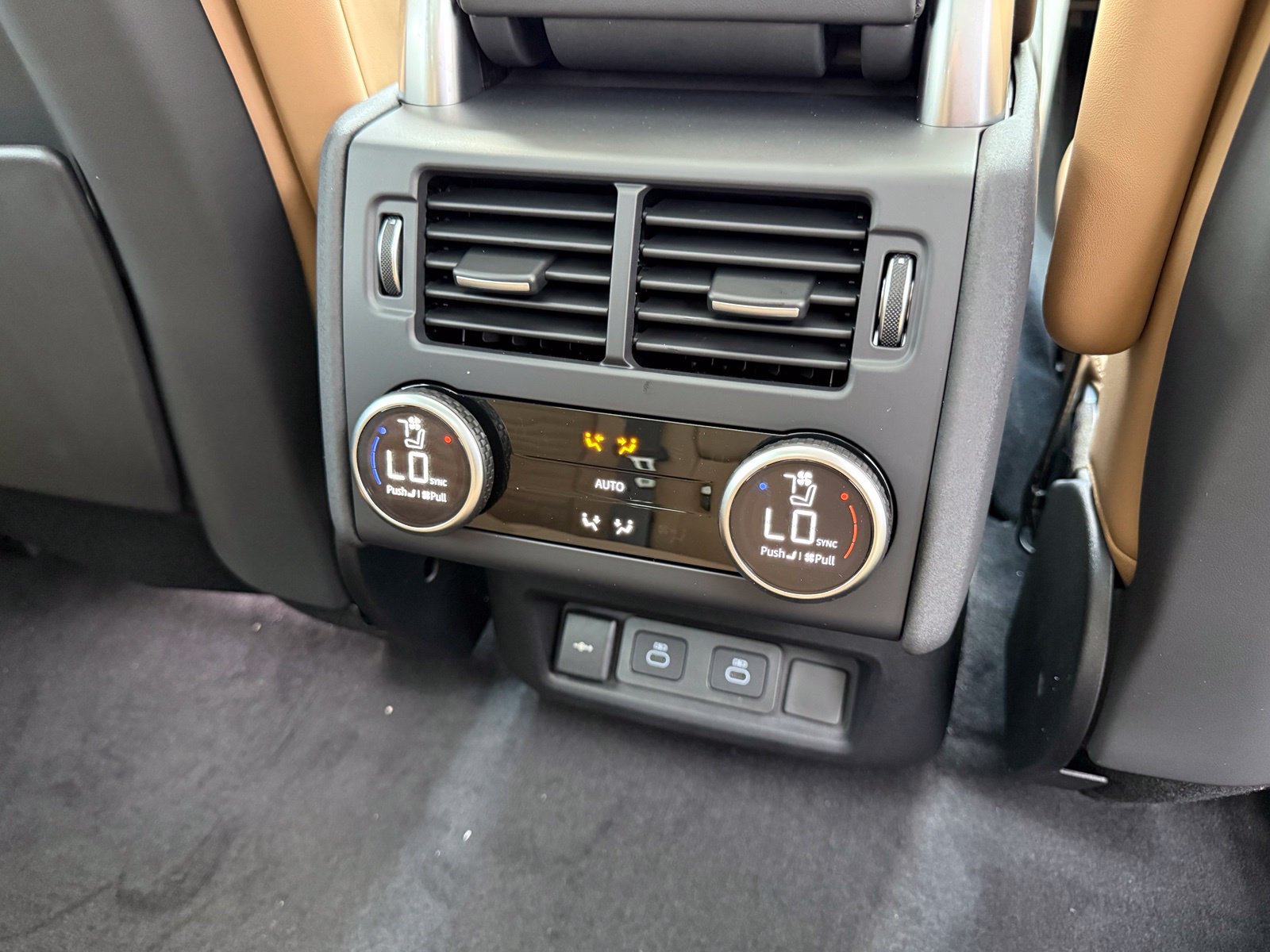 New 2026 Land Rover Discovery Limited Edition AWD/4WD image 17
