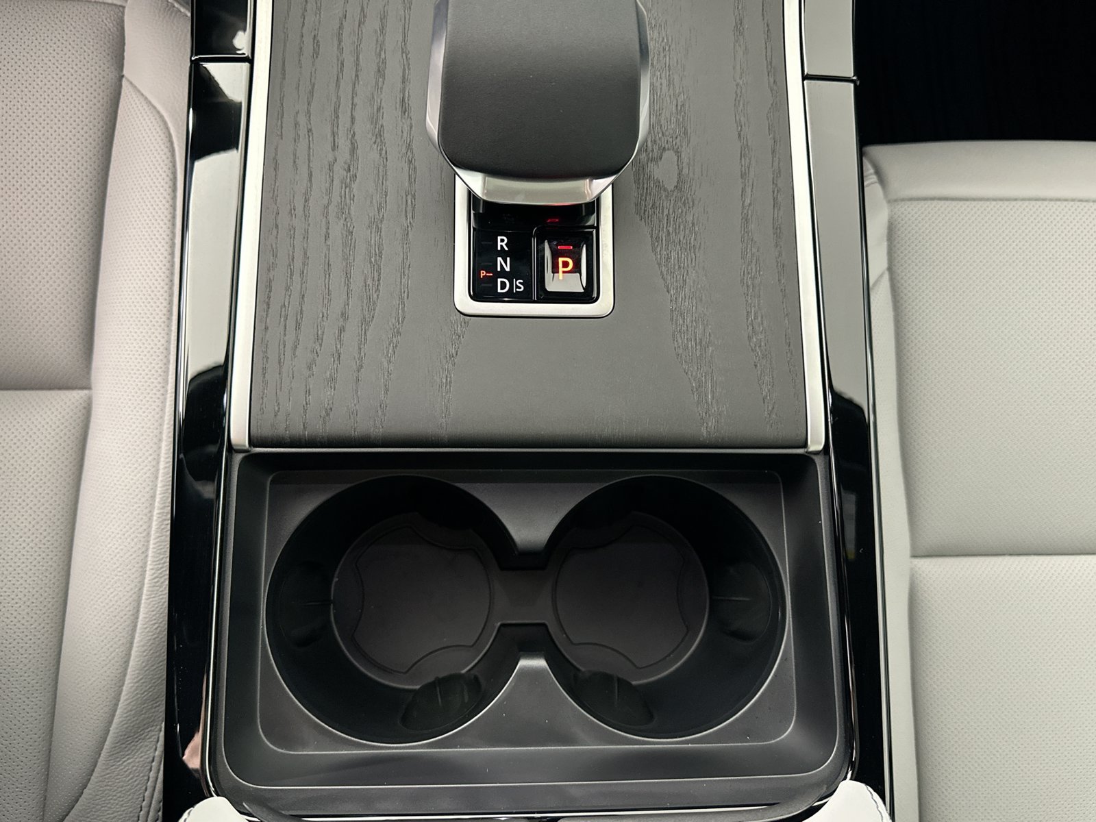 New 2026 Land Rover Range Rover Velar Belgravia AWD/4WD image 30