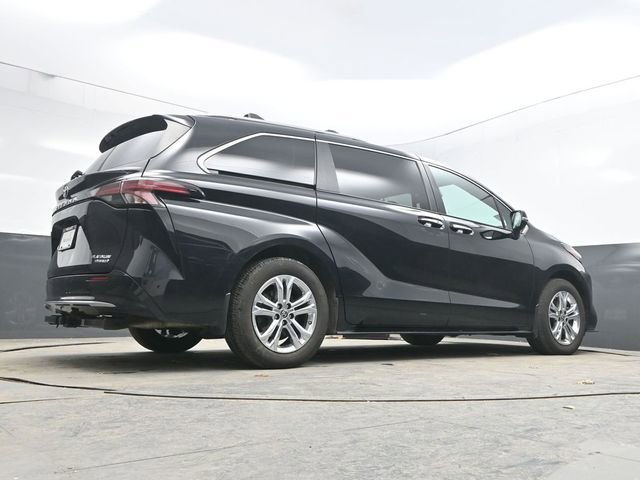 Used 2022 Toyota Sienna Platinum image 39